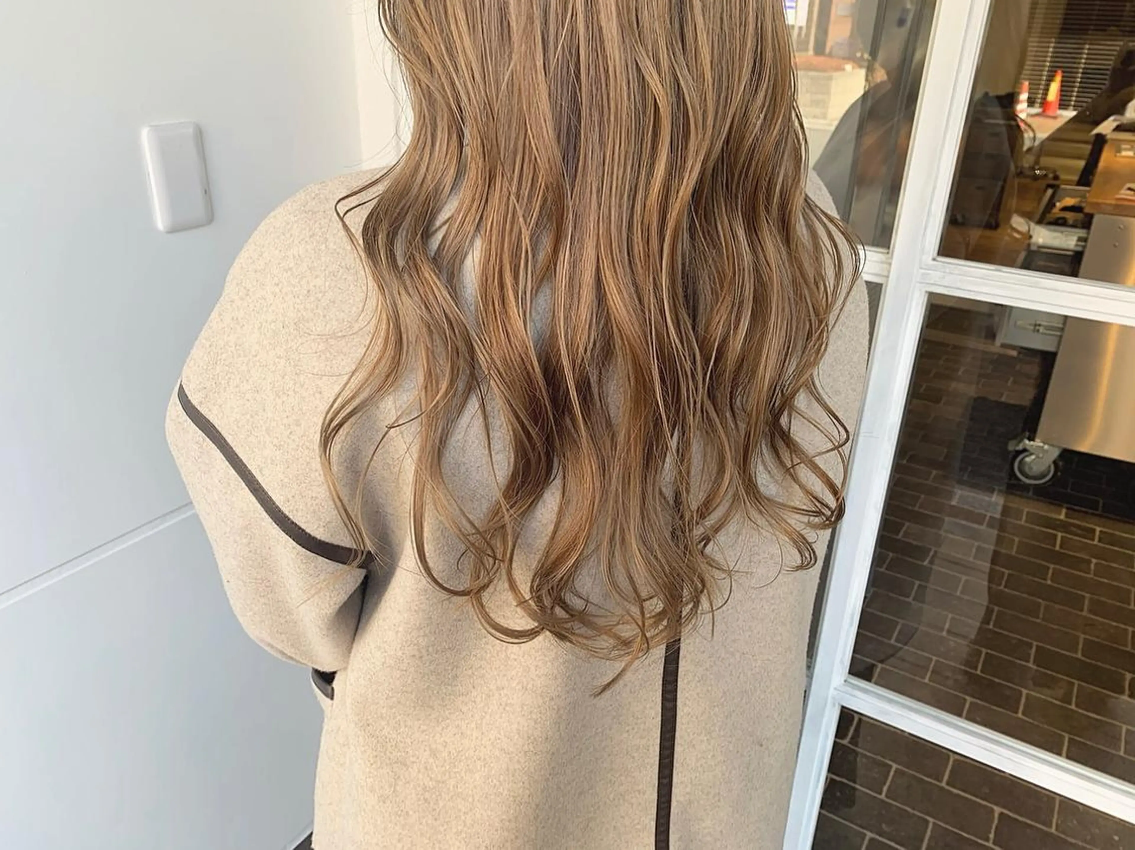 ロング カラー ヘアアレンジ ベージュカラー ブリーチ ミルクティーベージュ ヘアカラー トリートメント たかいわ みきのヘアスタイル