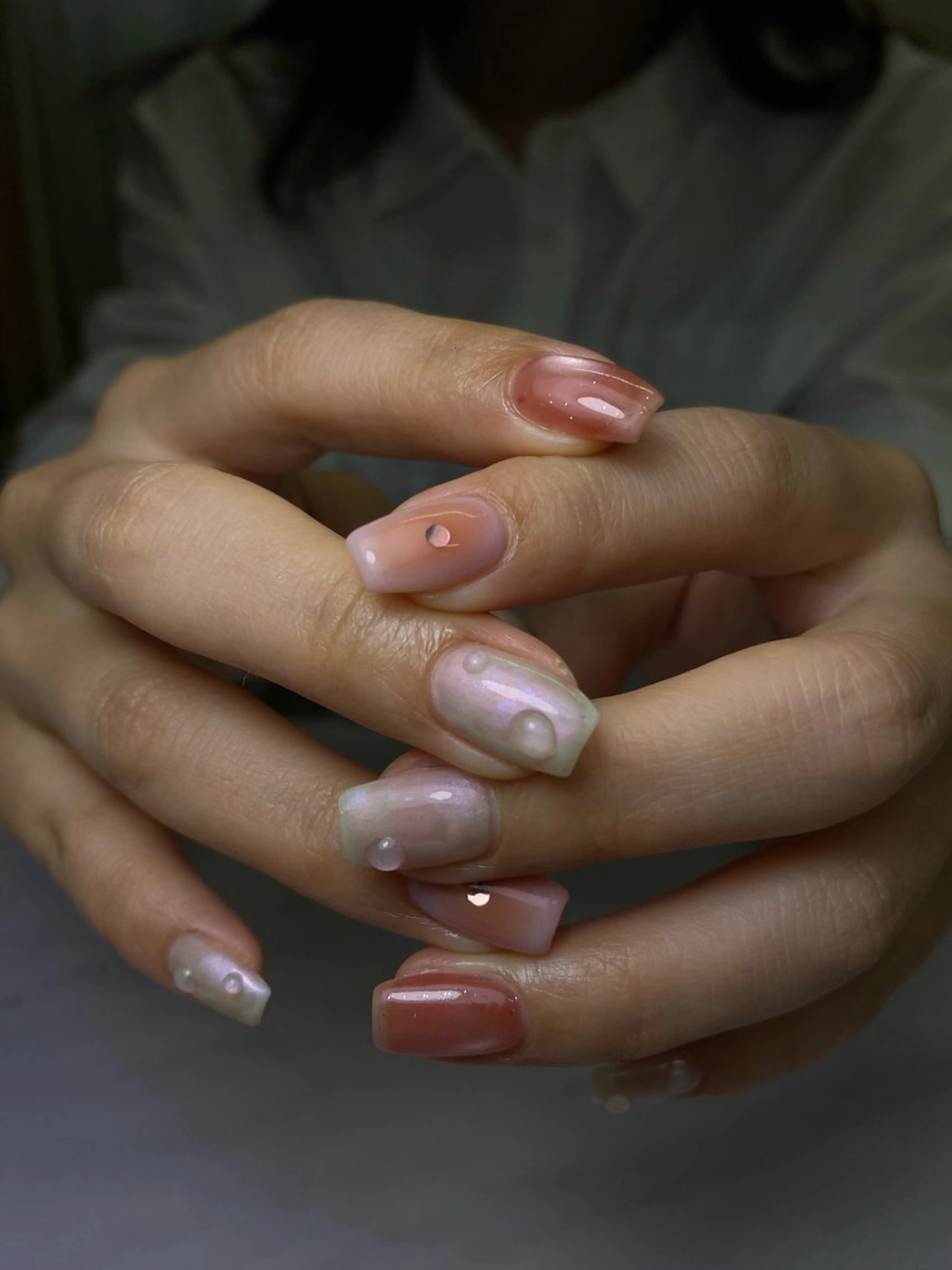 ネイル 成人式 フラッシュネイル フレンチネイル ガーリー キラキラネイル ハンドネイル 草加ニュアンスネイル 🌚hersのネイルデザイン