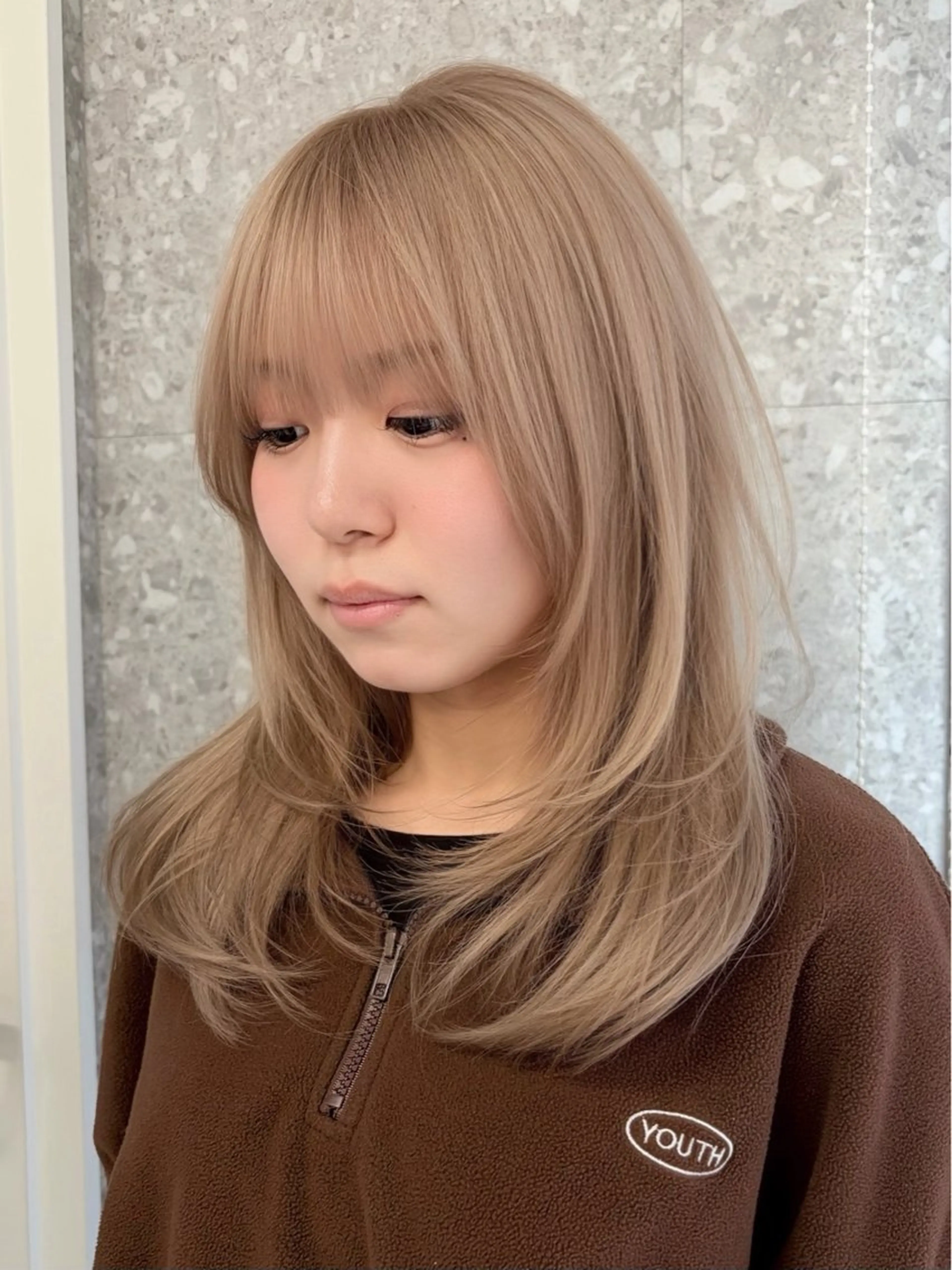 セミロング カラー ベージュカラー ブリーチ ハイトーンカラー ミルクティーベージュ ヘアカラー 失敗しないハイトーン レイヤーカット/ミワのヘアスタイル