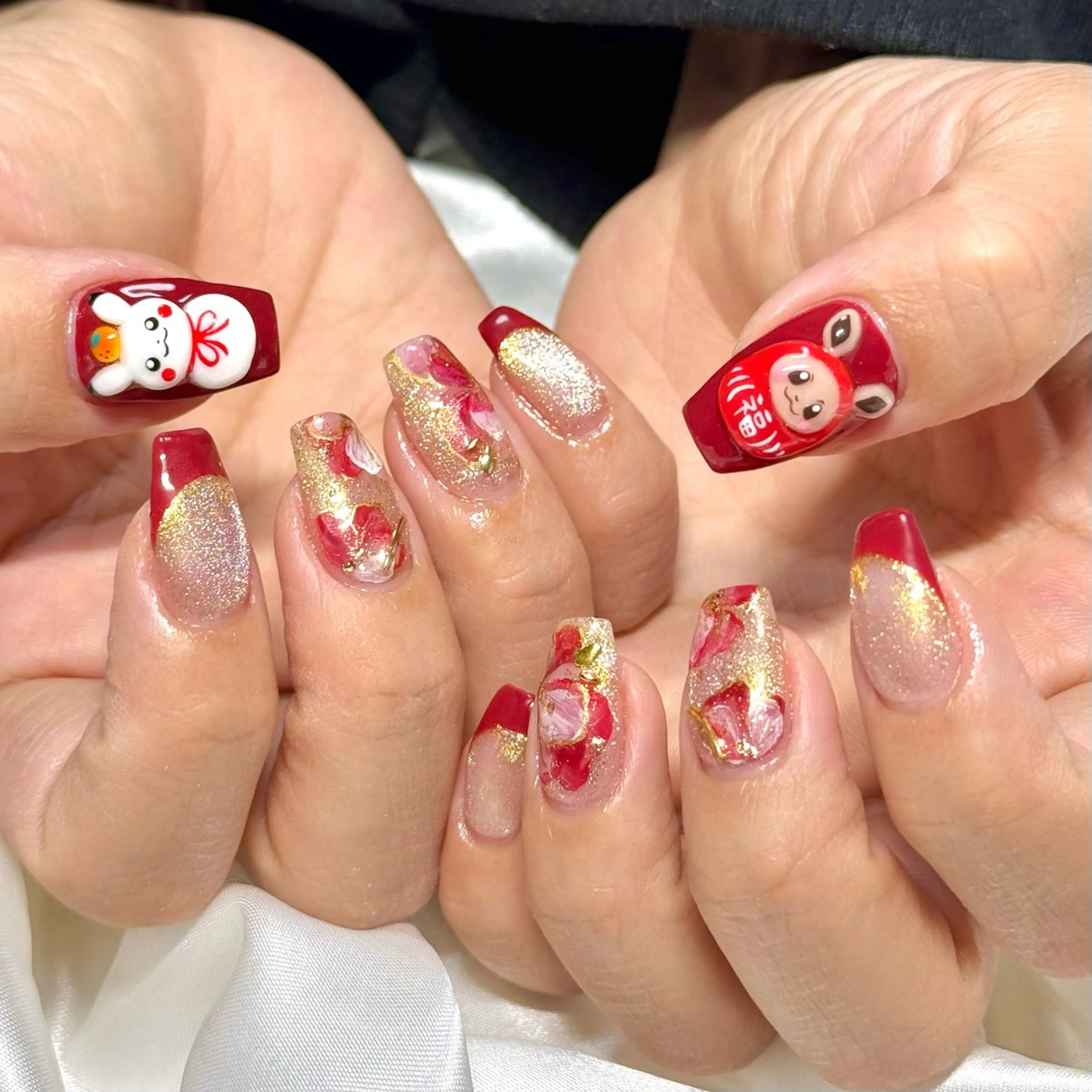 ネイル ゴールド 赤色 ハンドネイル 【OKIKA】 らん🦖🌈🧡のマツエク・マツパデザイン