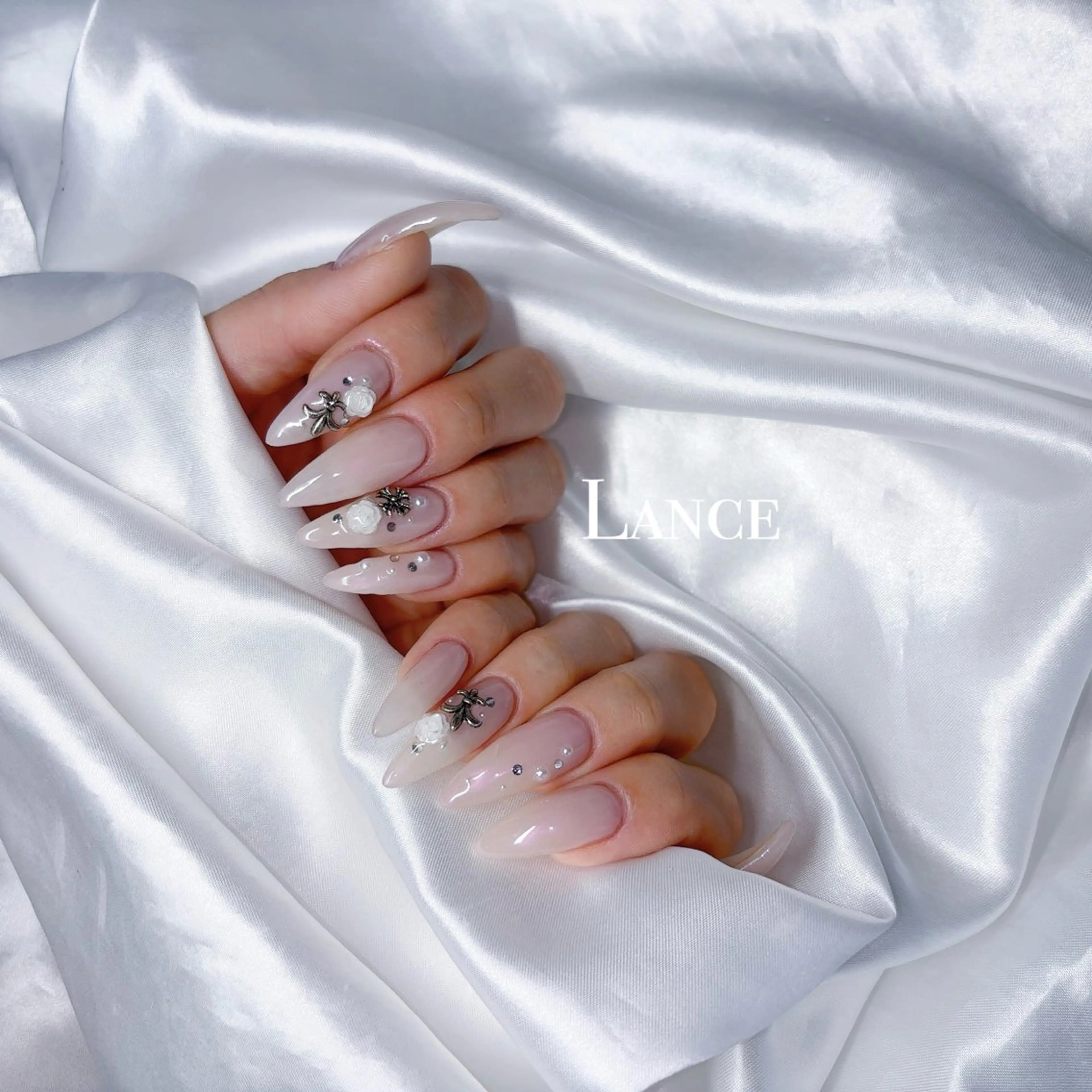 ネイル オーロラネイル キラキラネイル 韓国ネイル 春ネイル ワンホンネイル ハンドネイル Lance nailのネイルデザイン