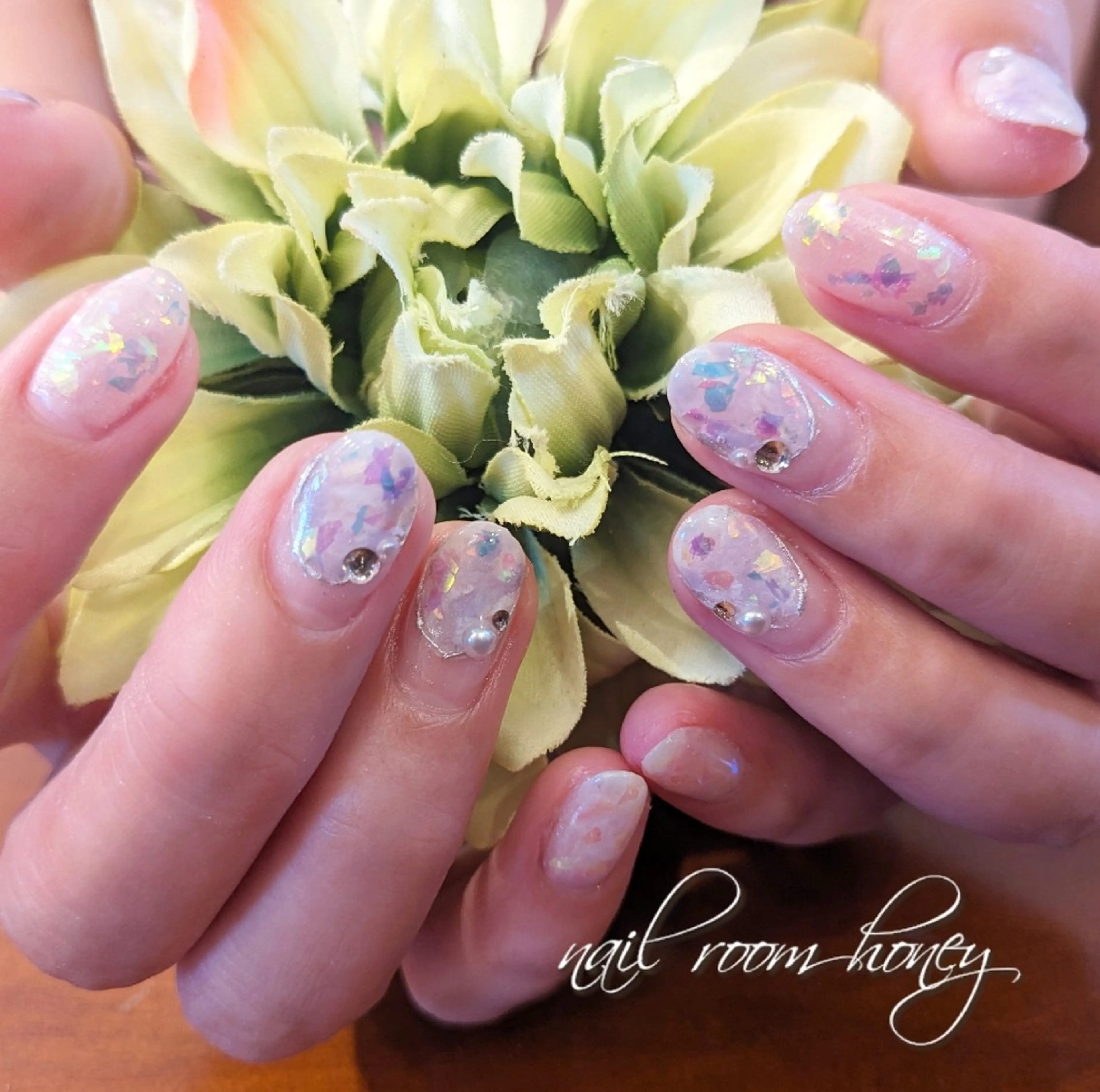 ネイル オーロラネイル キラキラネイル ミラーネイル ホワイト nail room  honeyのネイルデザイン
