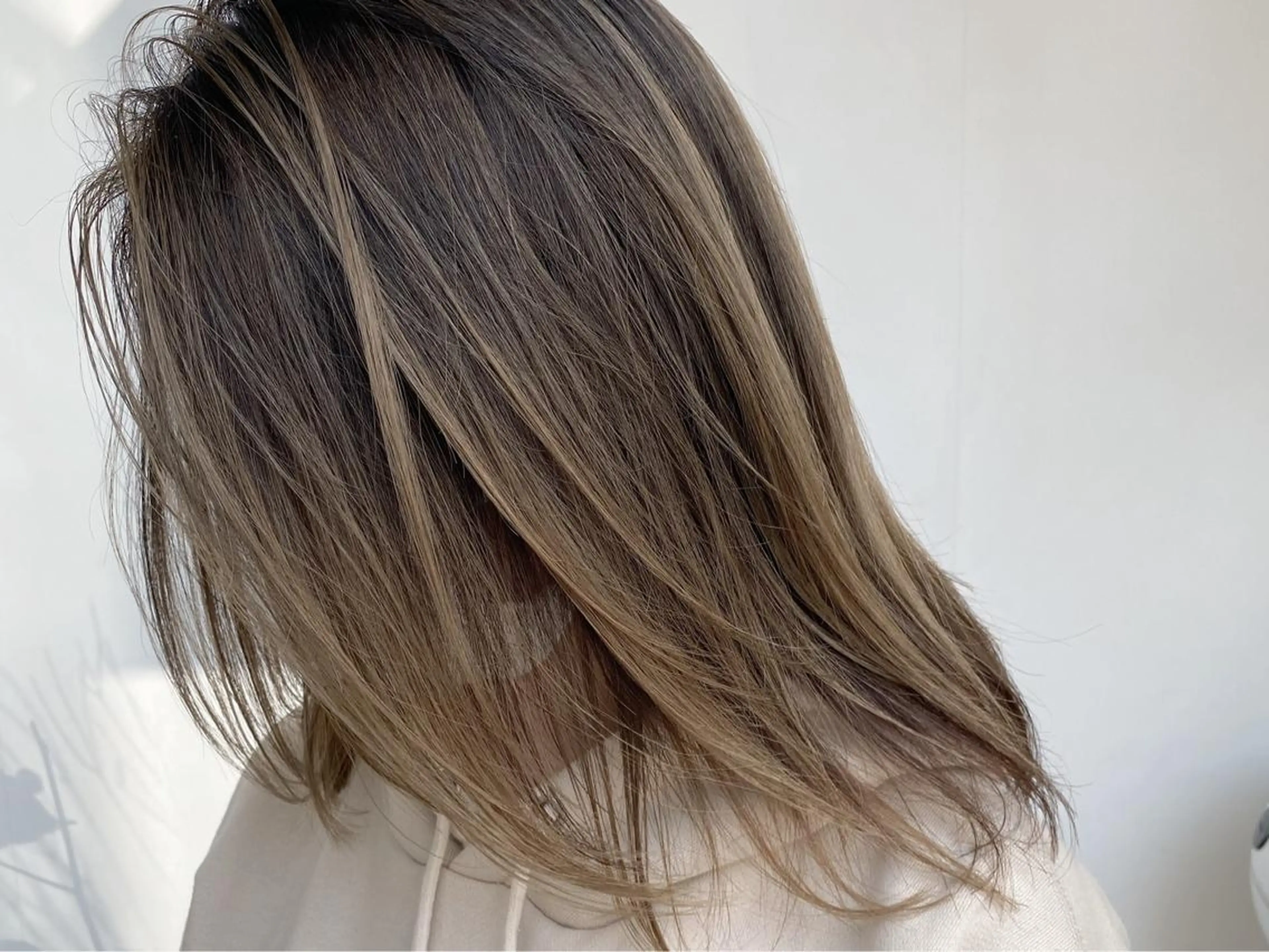 ミディアム 髪質改善カラー× 美髪ストレート前出のヘアスタイル