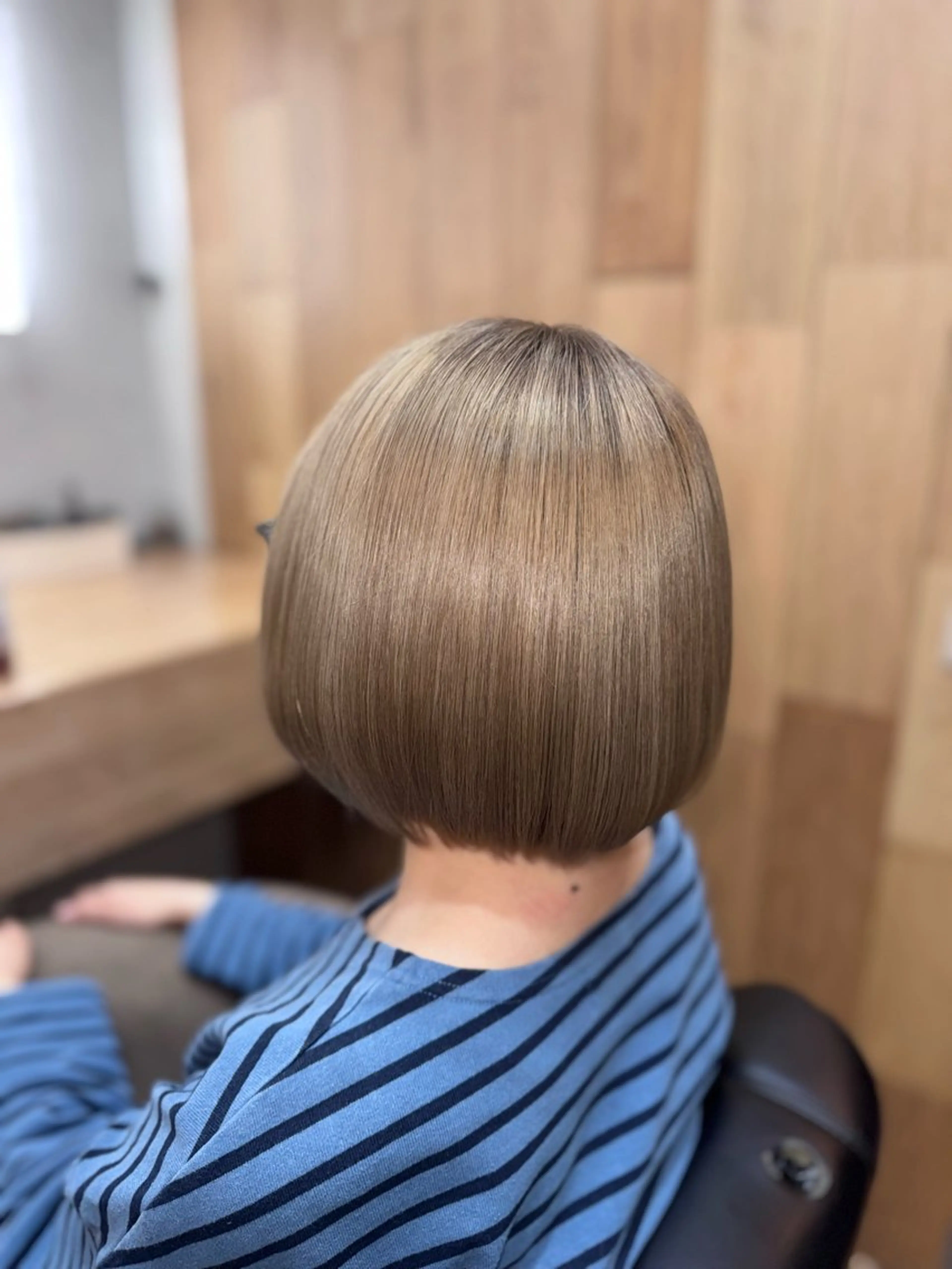 ショート カラー ベージュカラー ブリーチ 多賀 順平のヘアスタイル