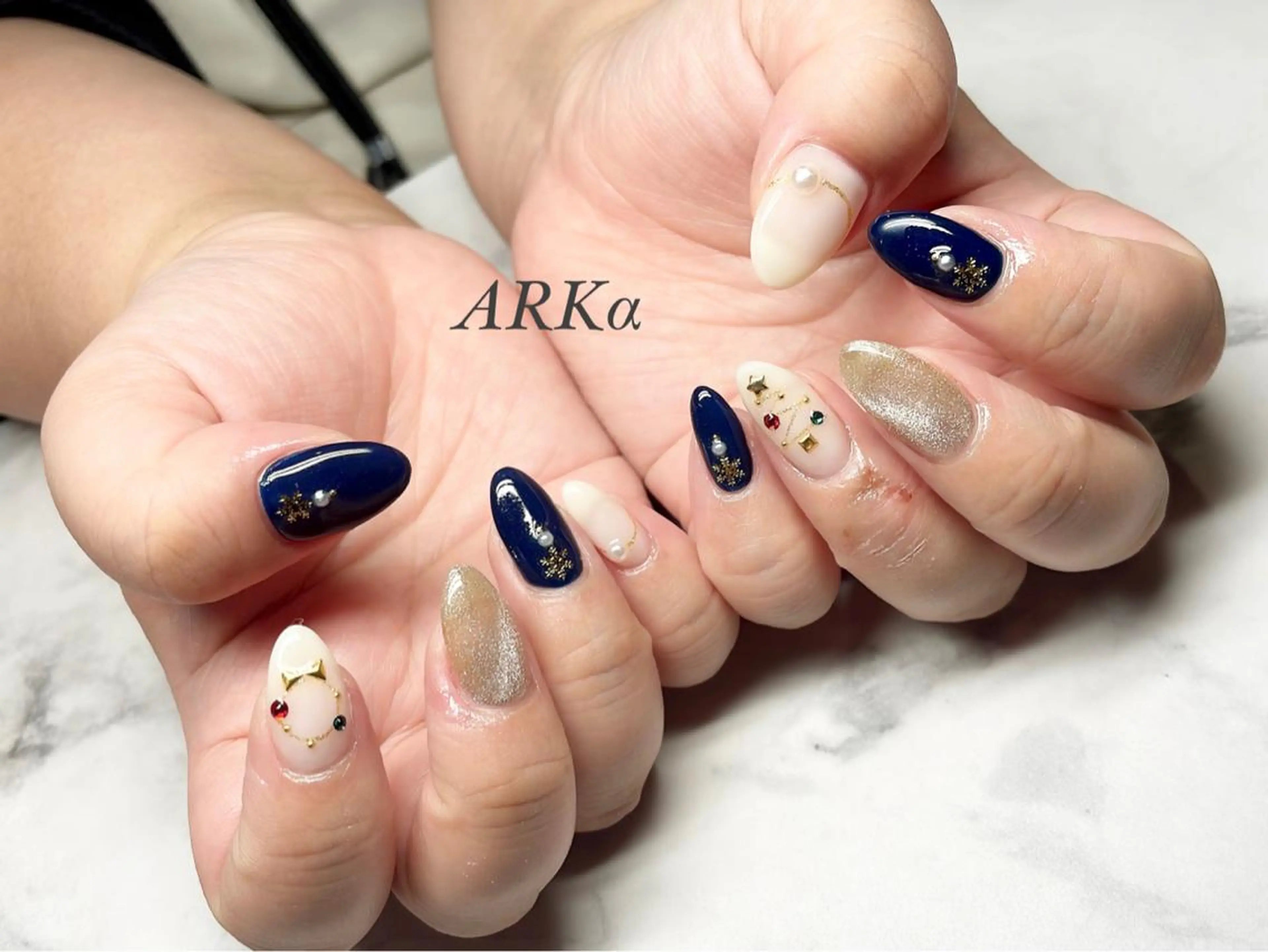 ネイル マグネットネイル 冬ネイル クリスマス ハンドネイル ARKα Nishiのネイルデザイン