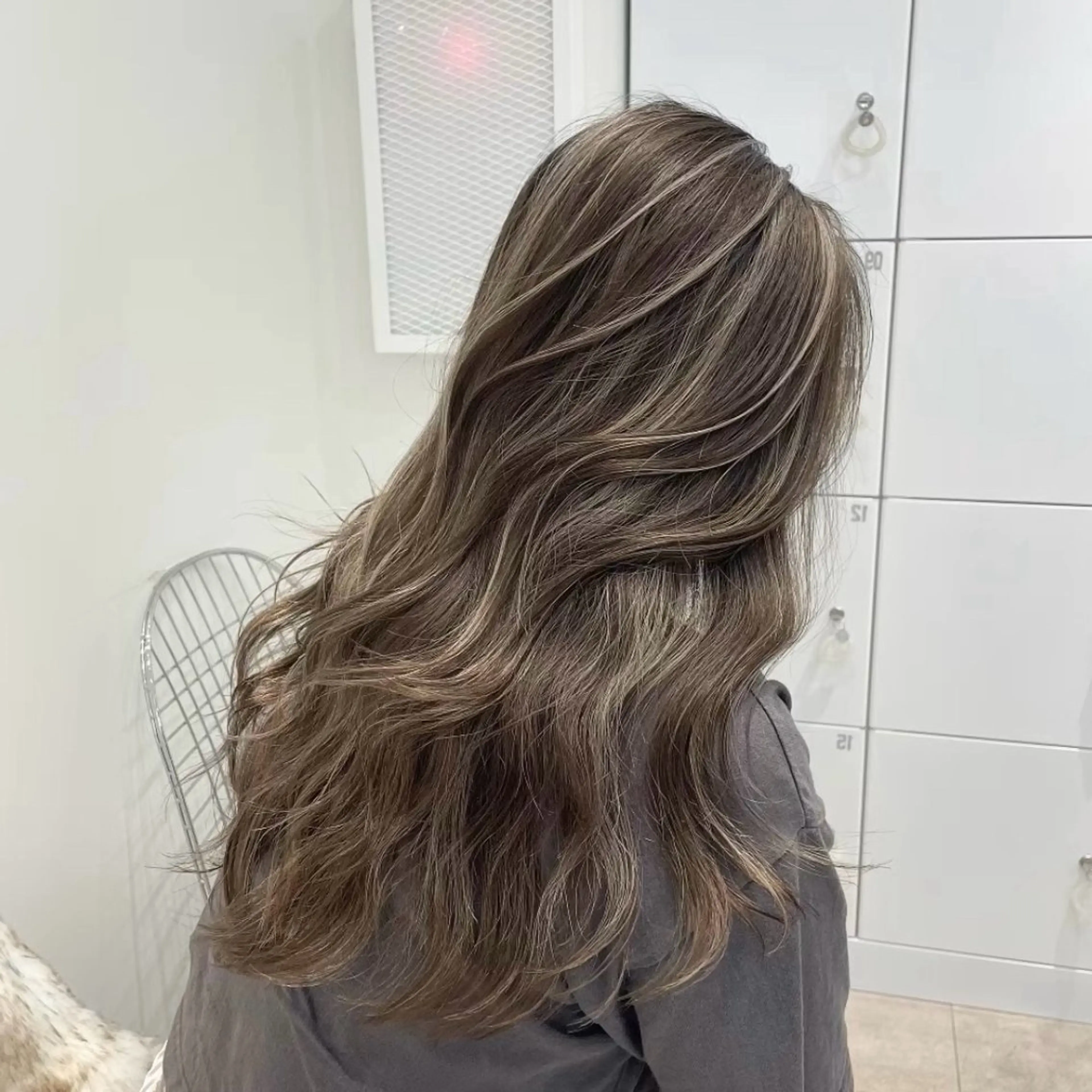 ロング ヘアカラー ミルクティーベージュ オリーブグレージュのヘアスタイル