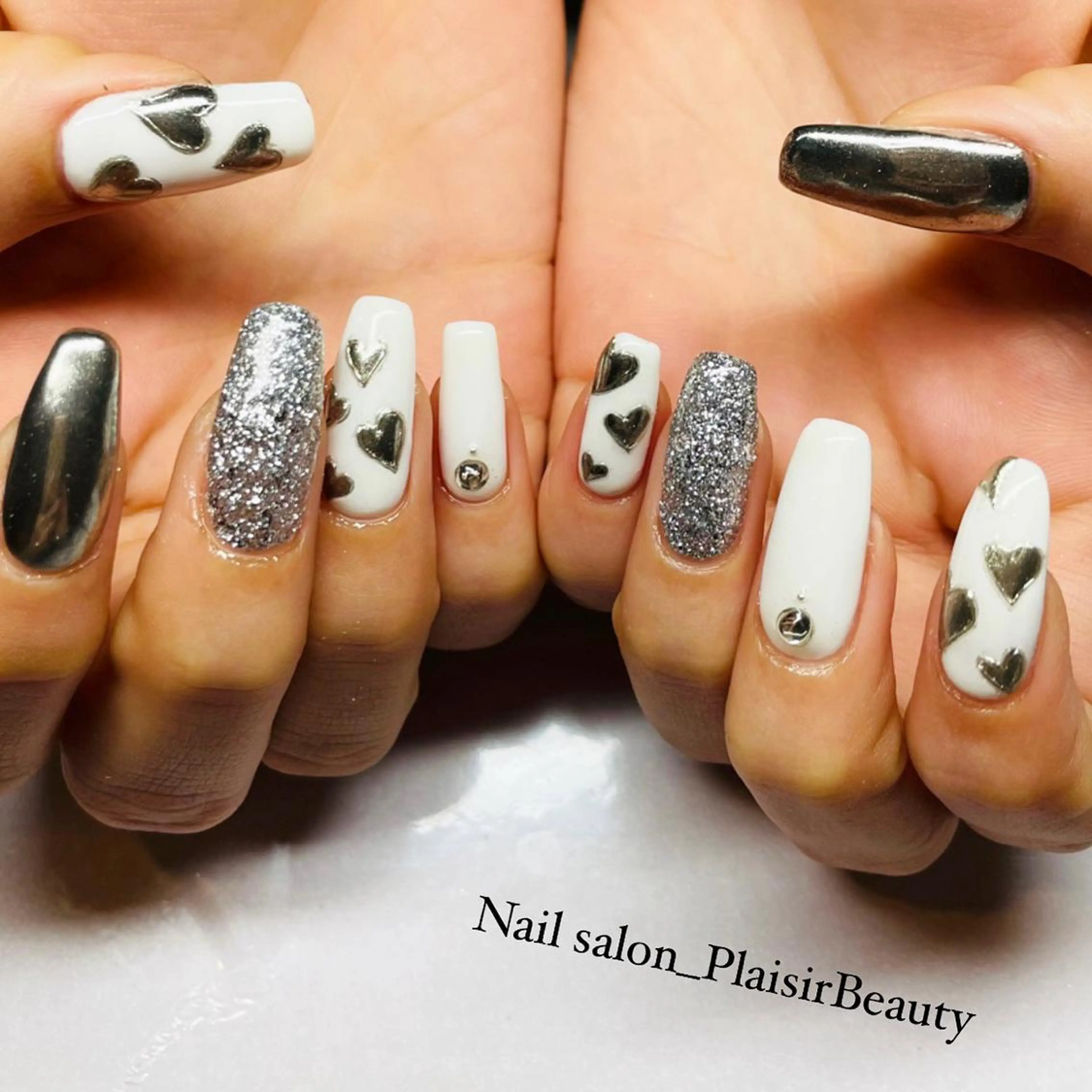 ネイル アートネイル ハート ミラーネイル 持ち込み Nallsalon Plaisirbeauty所属・Plaisir beautyのネイルデザイン