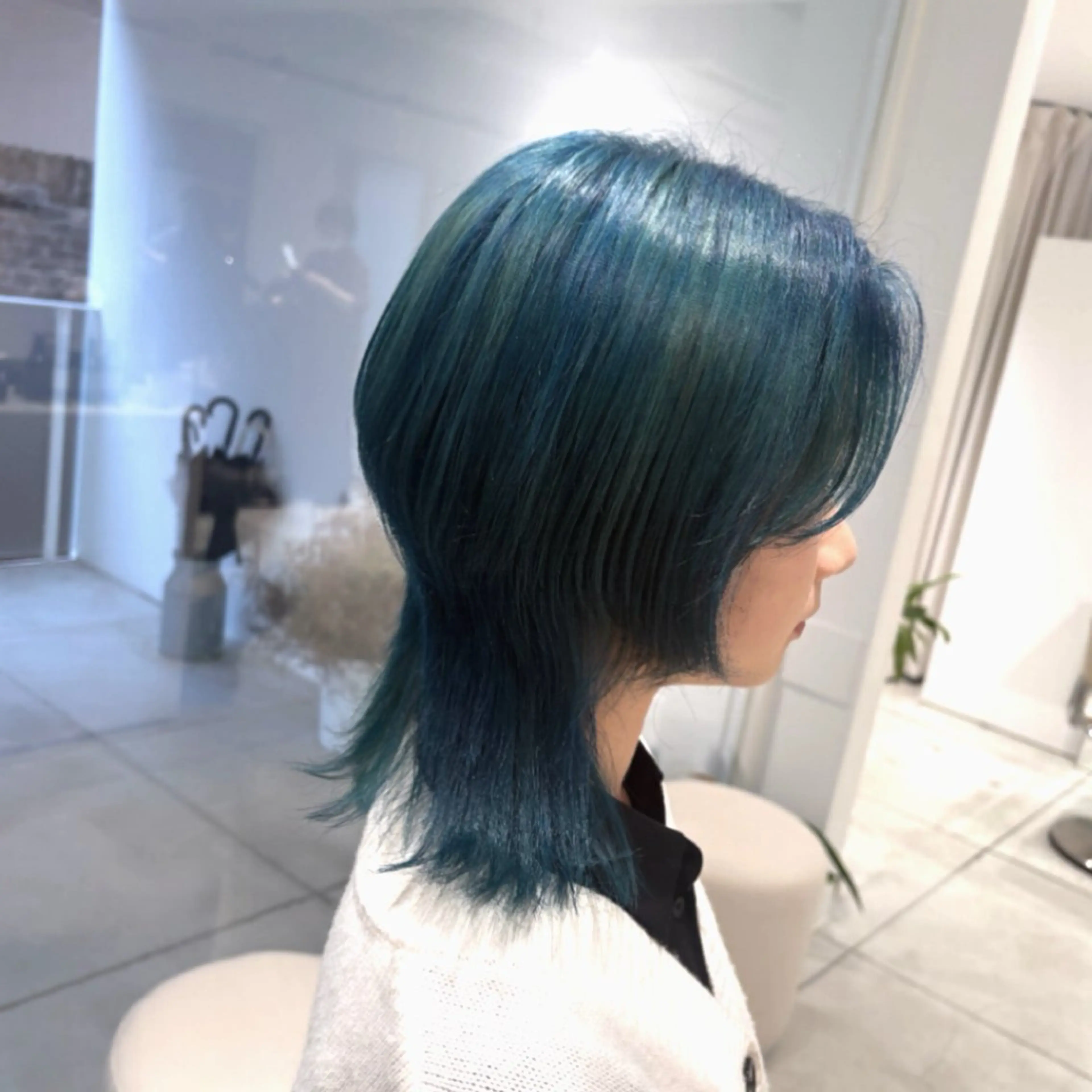 セミロング カラー アクアカラー ブルーカラー ダブルカラー ハイトーンカラー ヘアカラー トリートメント ヘッドスパ ヘアセット カジュアルを女っぽく 𝗮𝘆𝗮𝗰𝗼のヘアスタイル