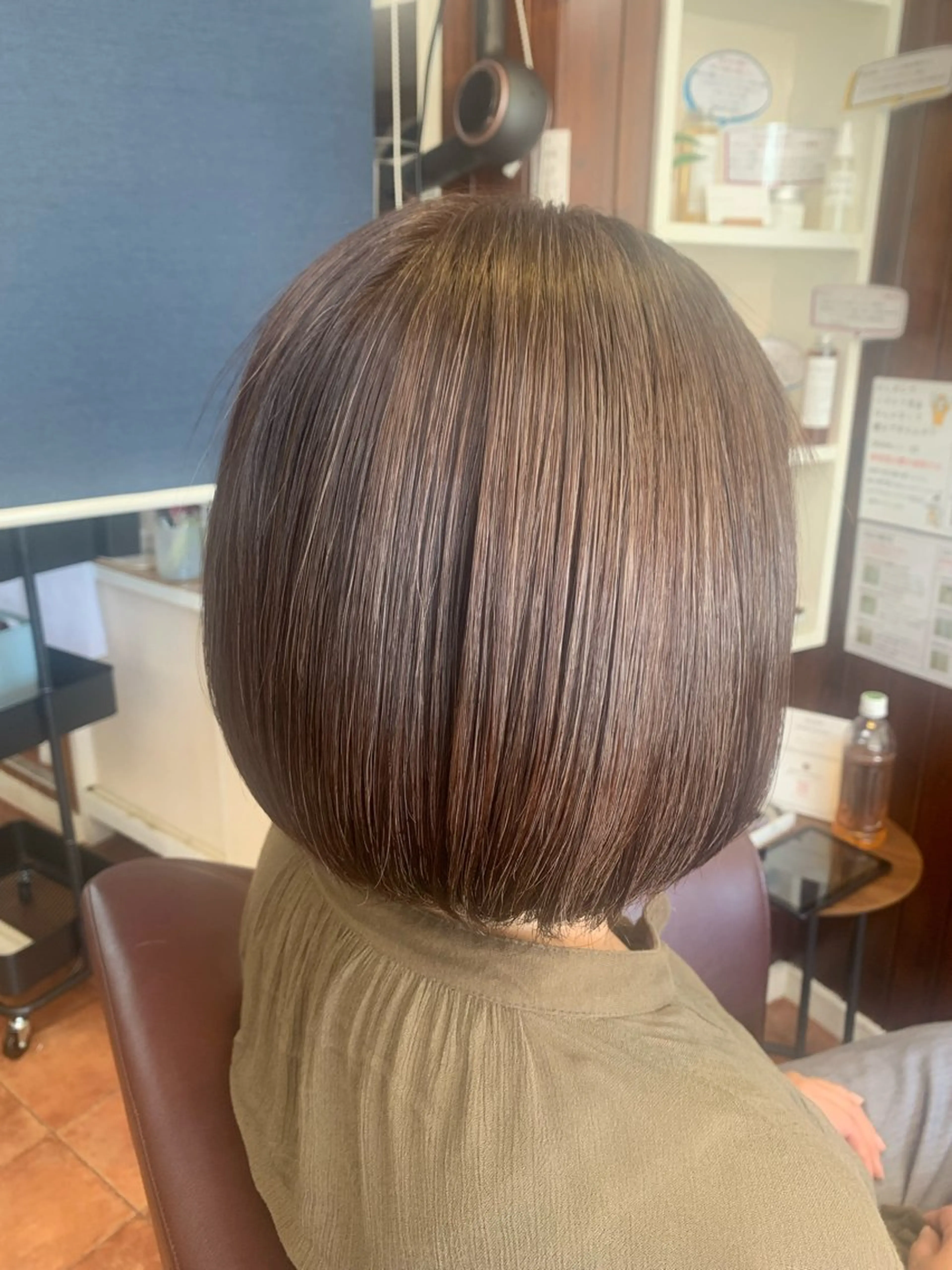 ミディアム カラー グレージュ ボブ 髪質改善 トリートメント (髪質改善NAOS) EMIのヘアスタイル