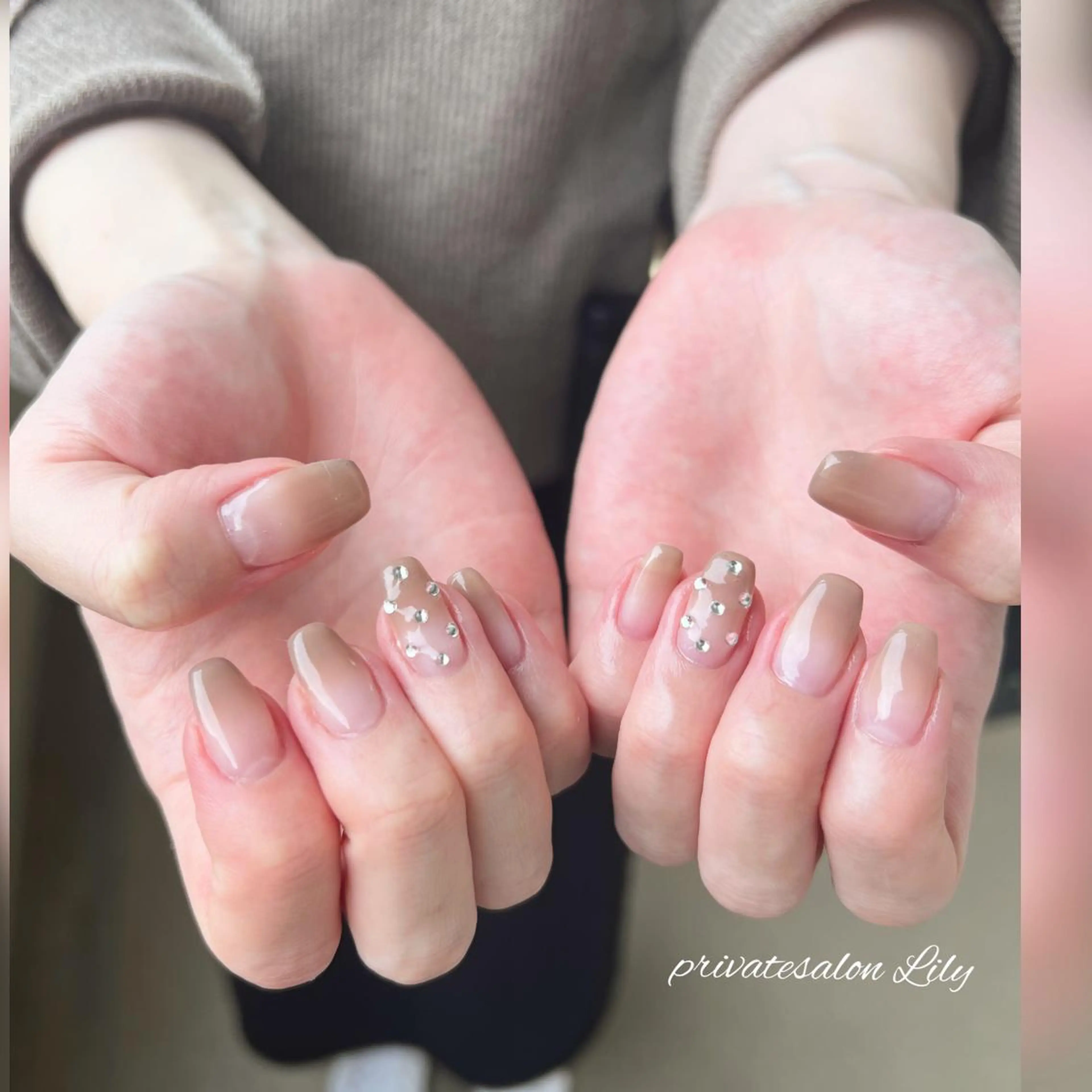 ネイル グラデーション ストーンネイル ハンドネイル salon Lilyのネイルデザイン