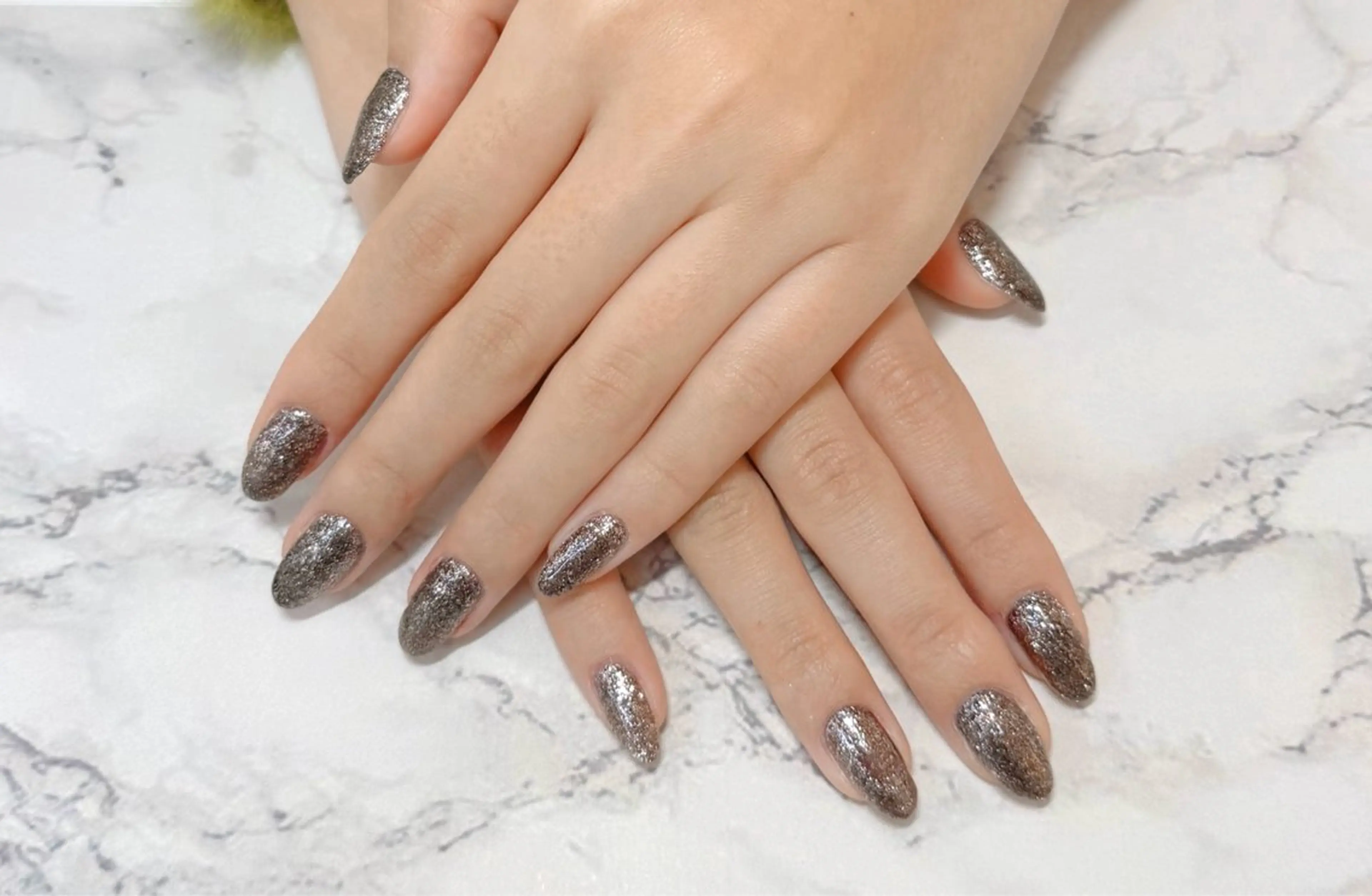 ネイル ブラウン シルバー Luz de Amberのネイルデザイン