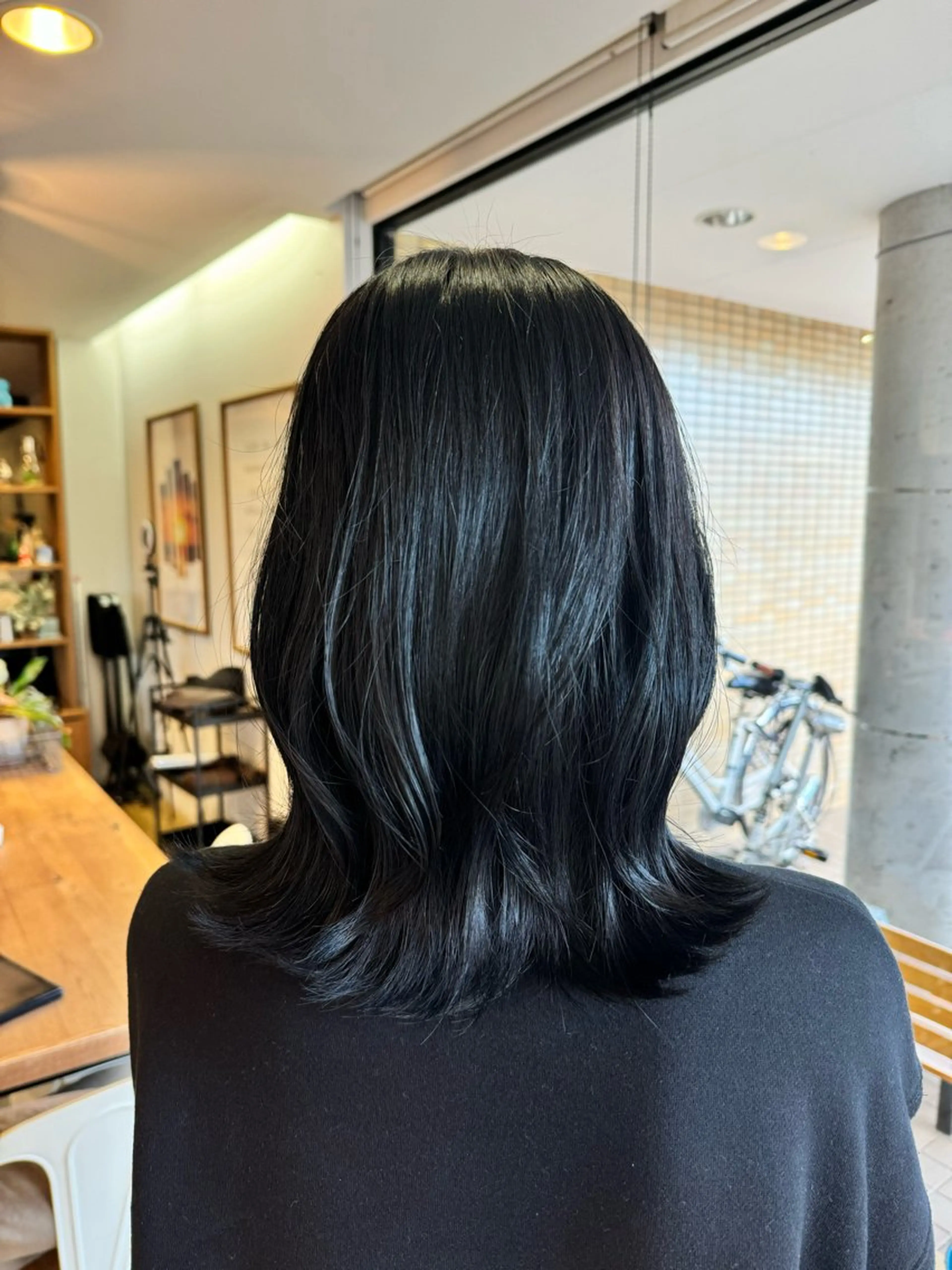セミロング カラー 黒髪 ブルーカラー ブルーブラック ヘアカラー トリートメント ツキダテ ユイのヘアスタイル