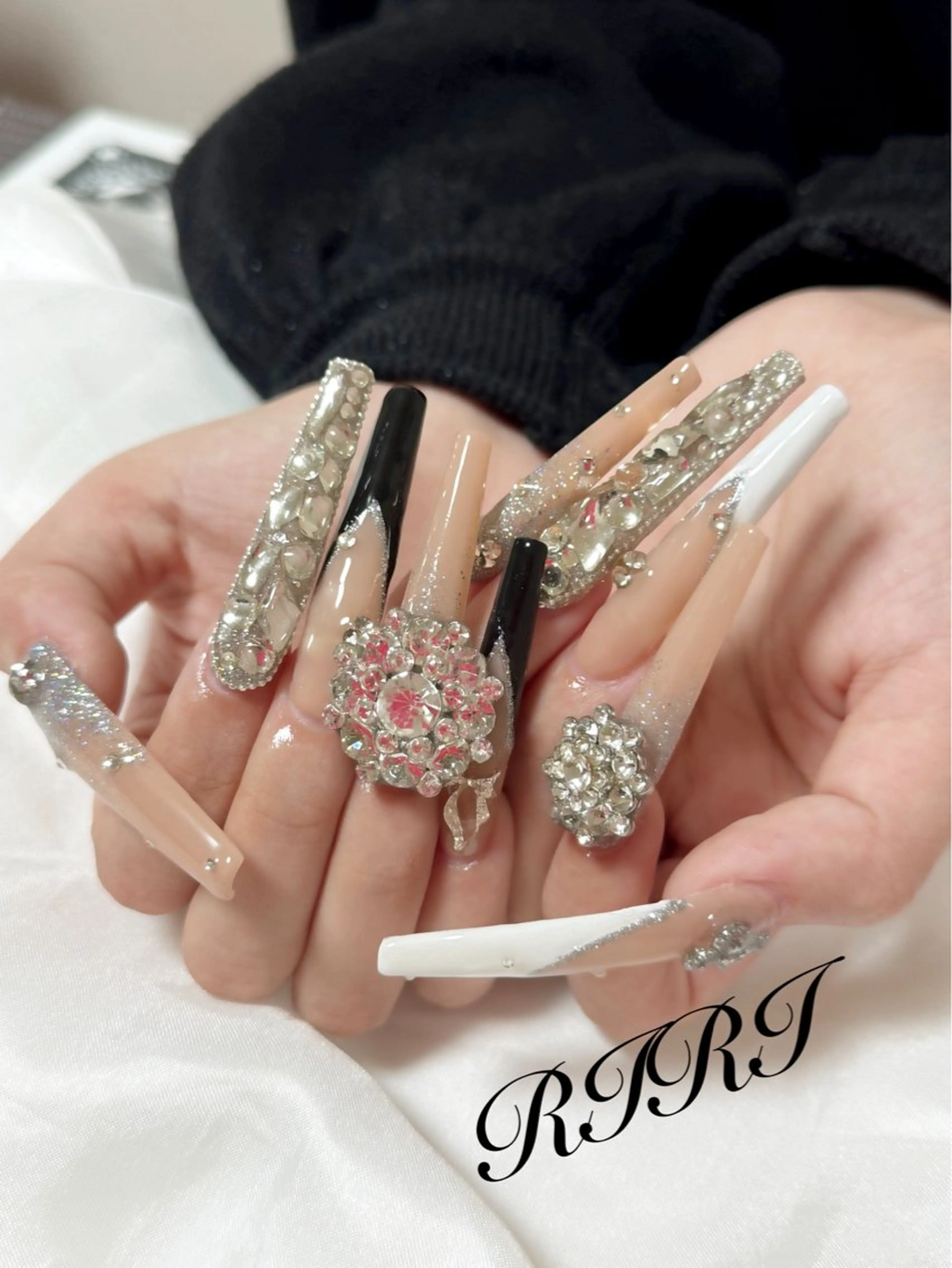 ネイル フレンチネイル ジェルネイル キラキラネイル ロングネイル スカルプネイル ハンドネイル riri オーナーのネイルデザイン