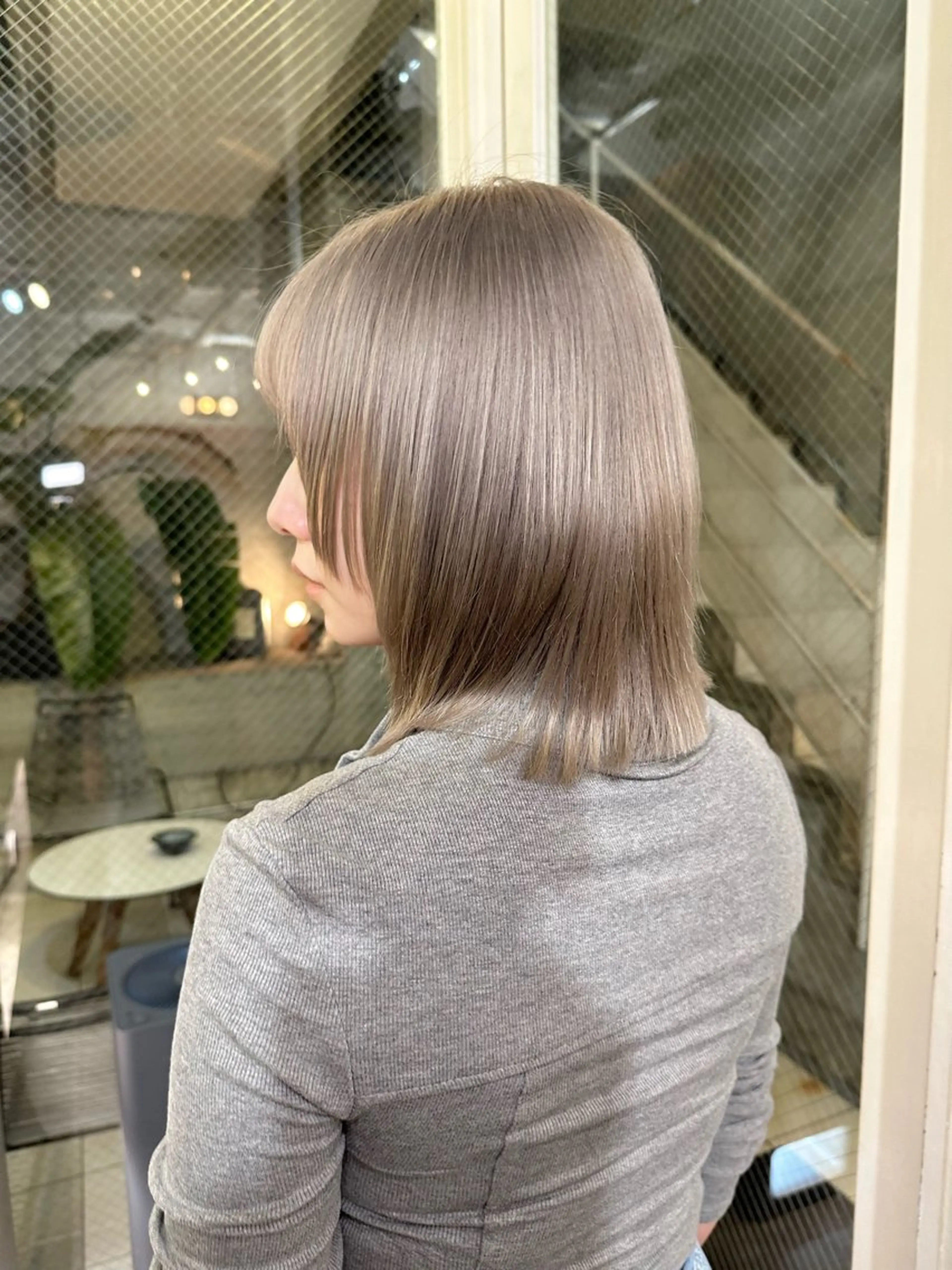 ミディアム 白髪ぼかし×デザイン 🕊️🫧ホウジョウのヘアスタイル