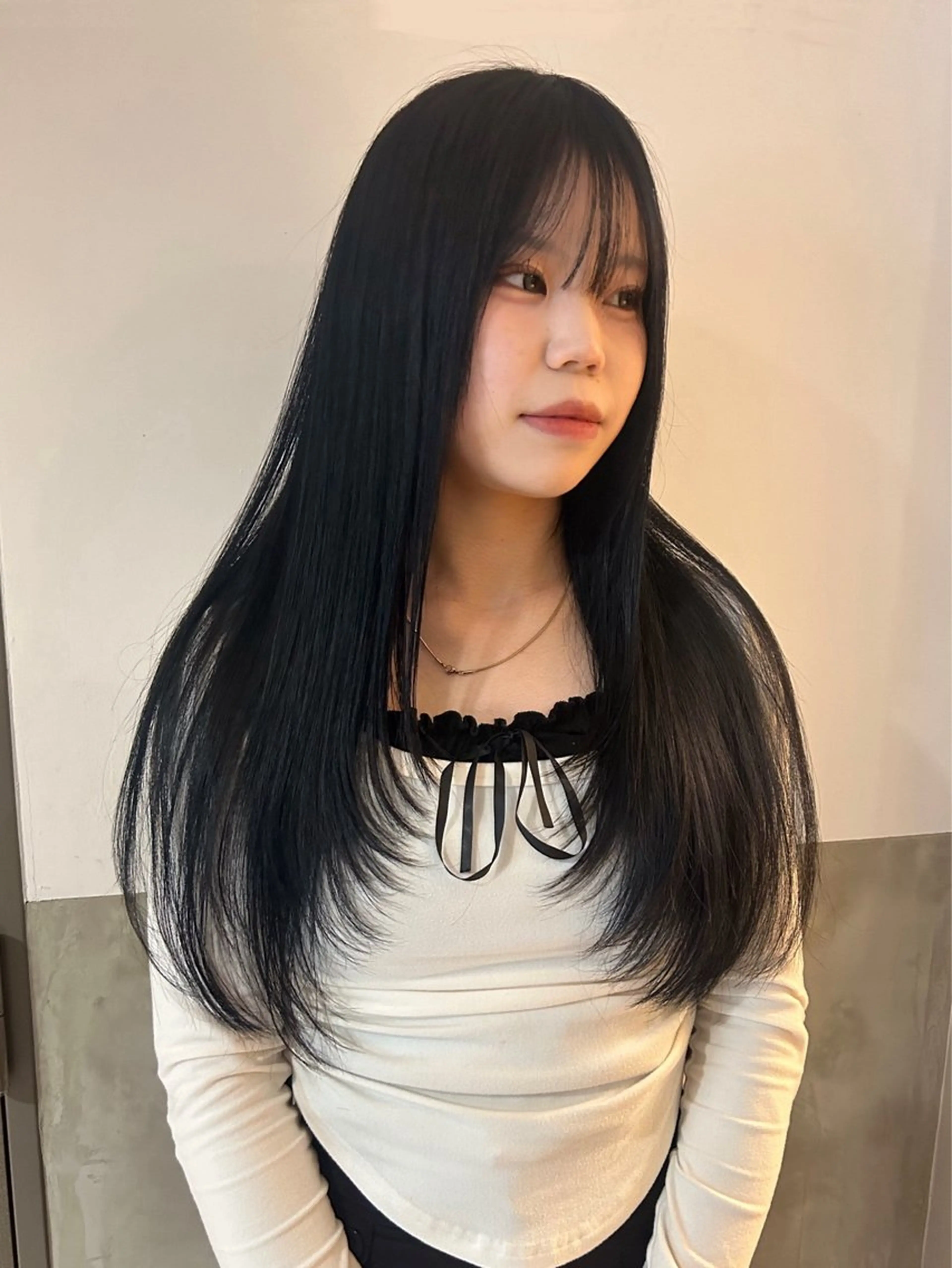 ロング カラー 黒髪 ブリーチ ブルーカラー ブルーブラック 透明感カラー 【 ViVIE 】 とものその他イメージ