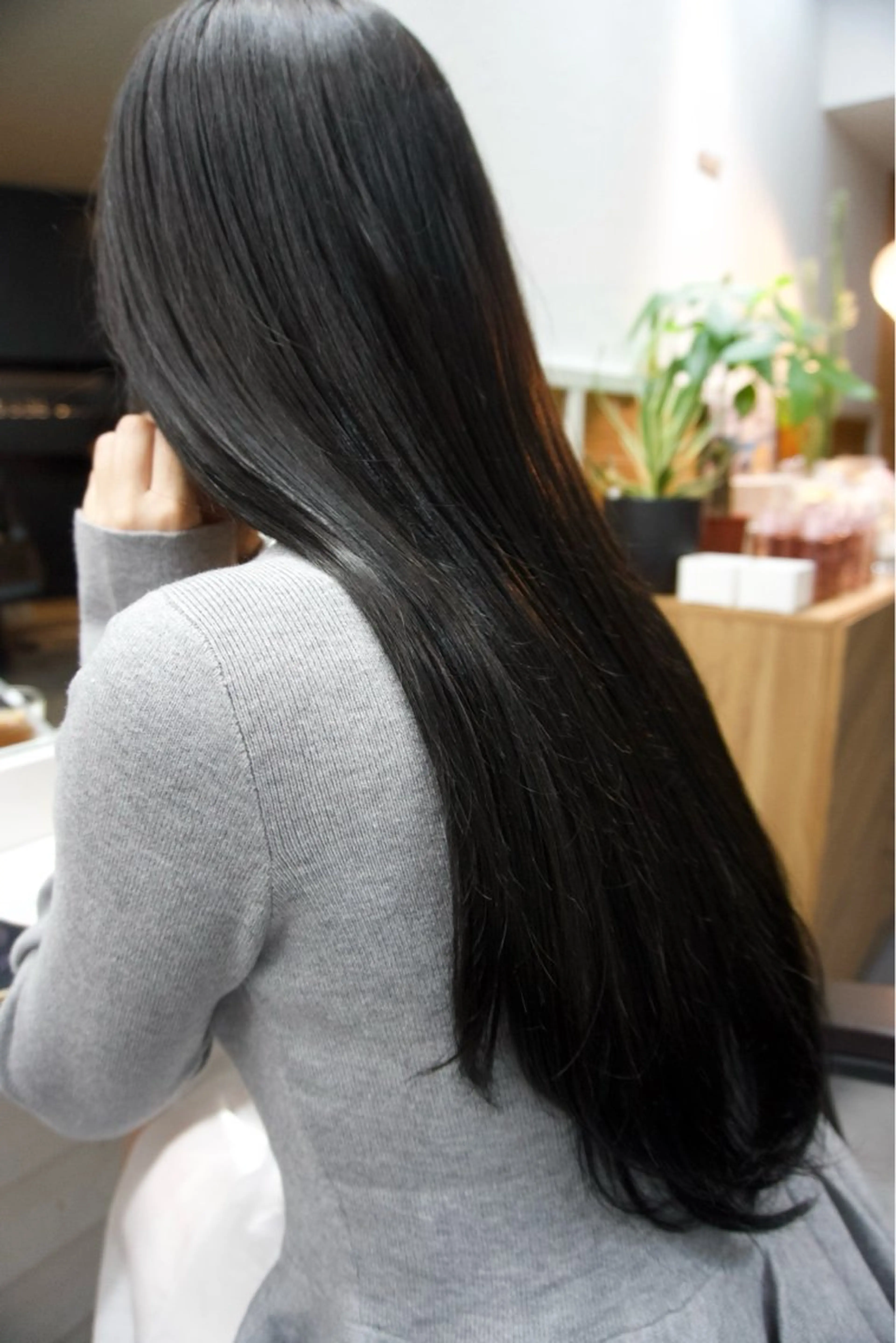 ロング カラー ダークグレー カット ヘアカラー トリートメント レイヤー／似合わせ TAKUYAのヘアスタイル