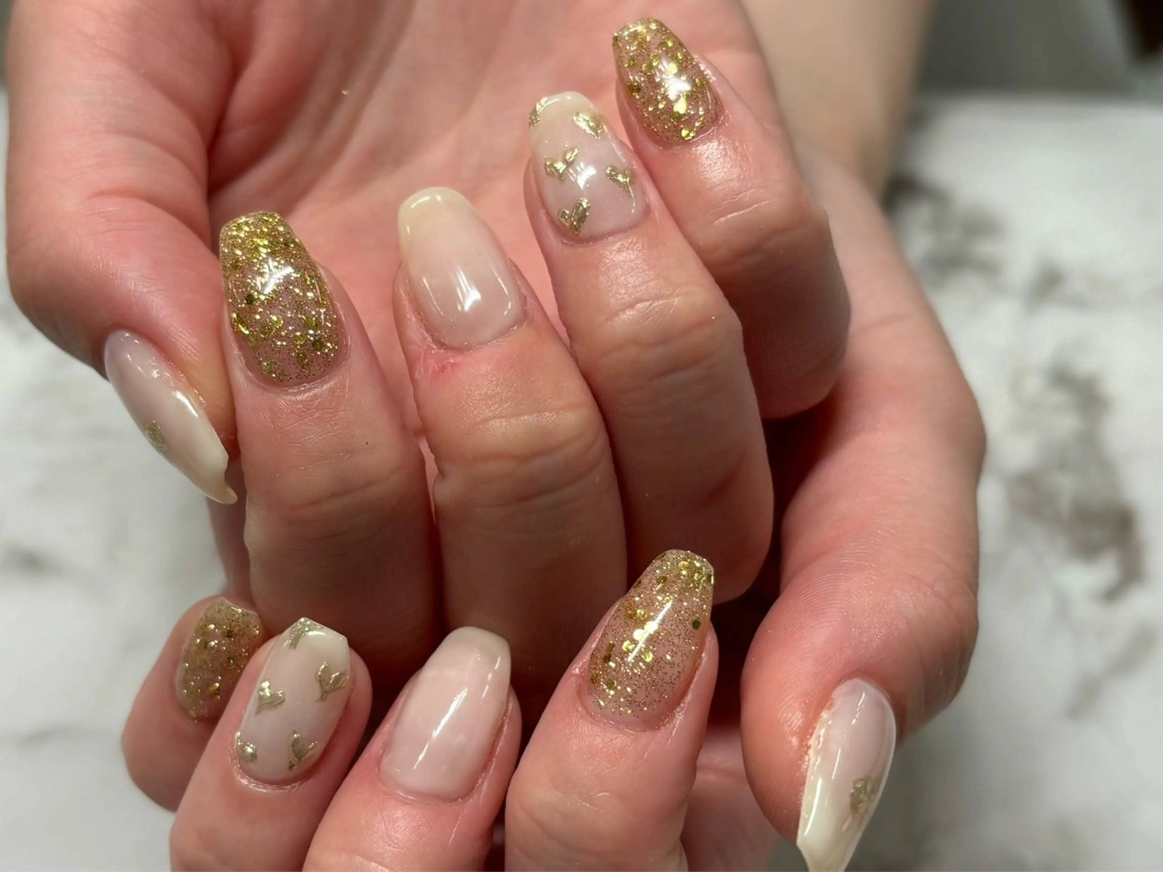 ネイル ゴールド キラキラネイル ラメ(グリッター) ミラーネイル Lani🌈Nail Konatsuのネイルデザイン