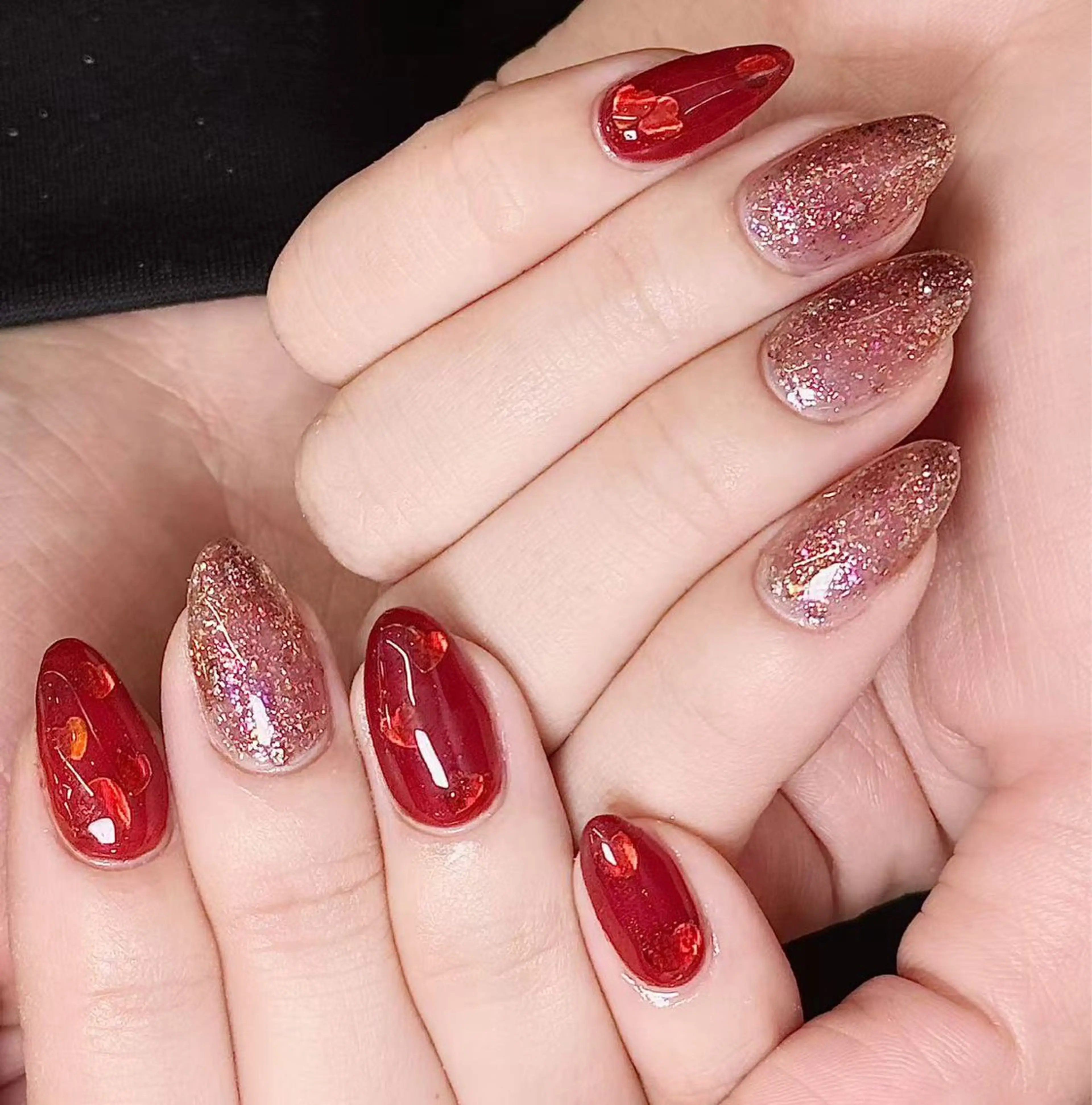 ネイル グラデーション ハート ラメ(グリッター) ラメグラデーション 赤色 ハンドネイル ハンドケア DarkHoney 池袋店のネイルデザイン