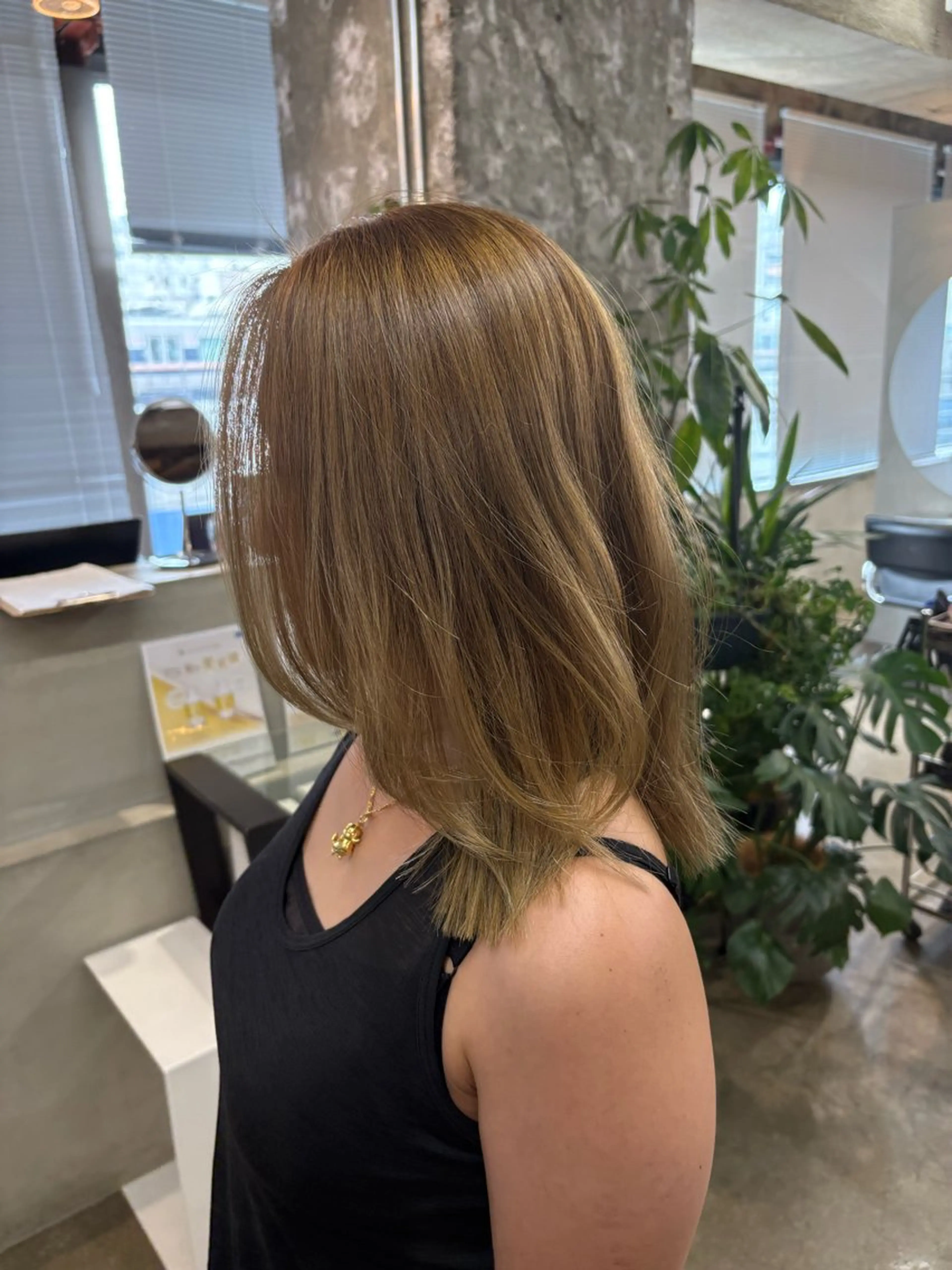 セミロング ニシタニ コハルのヘアスタイル