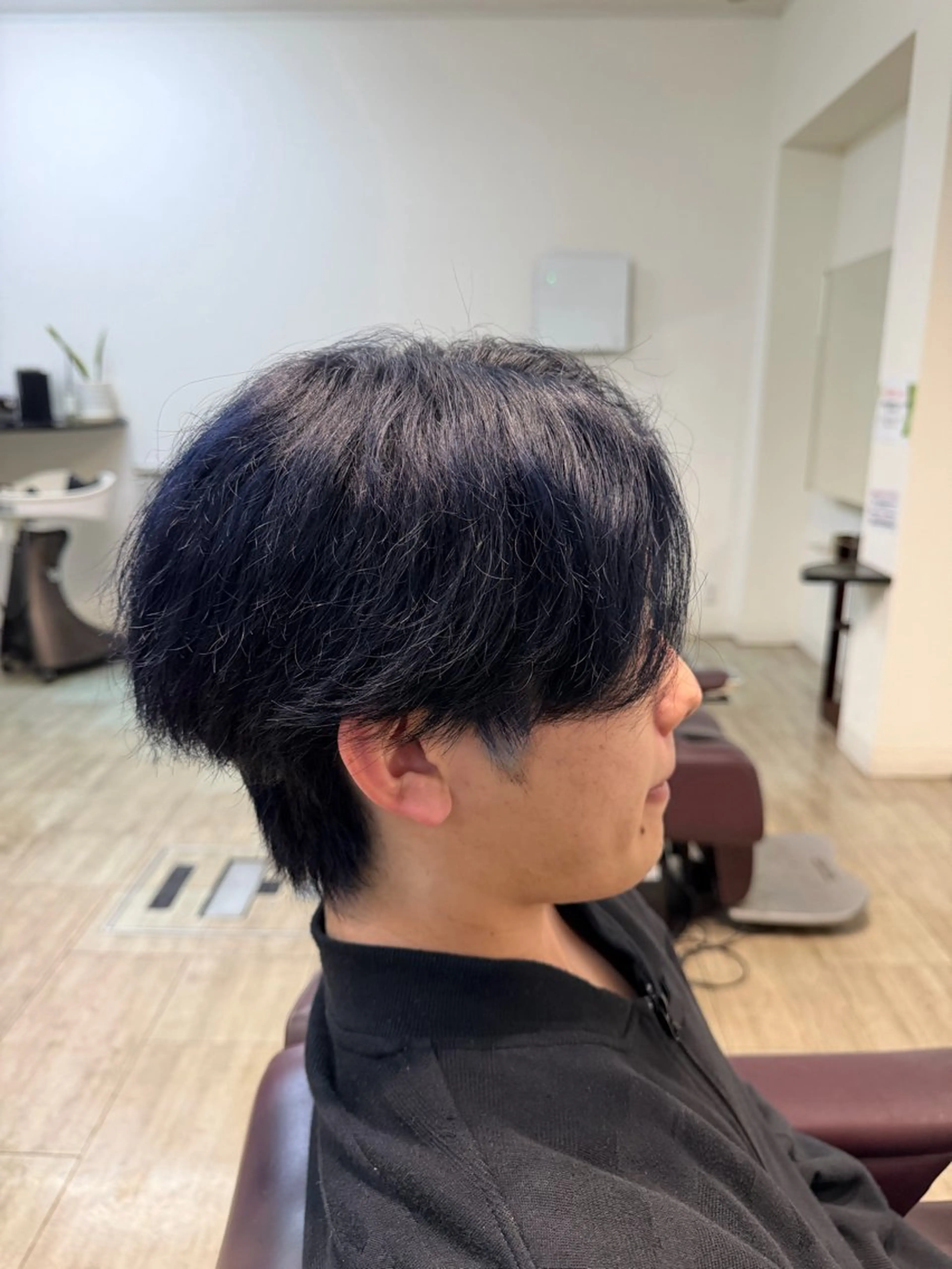 カラー 黒髪 ブルーカラー ブルーブラック 呉屋 俊介のヘアスタイル