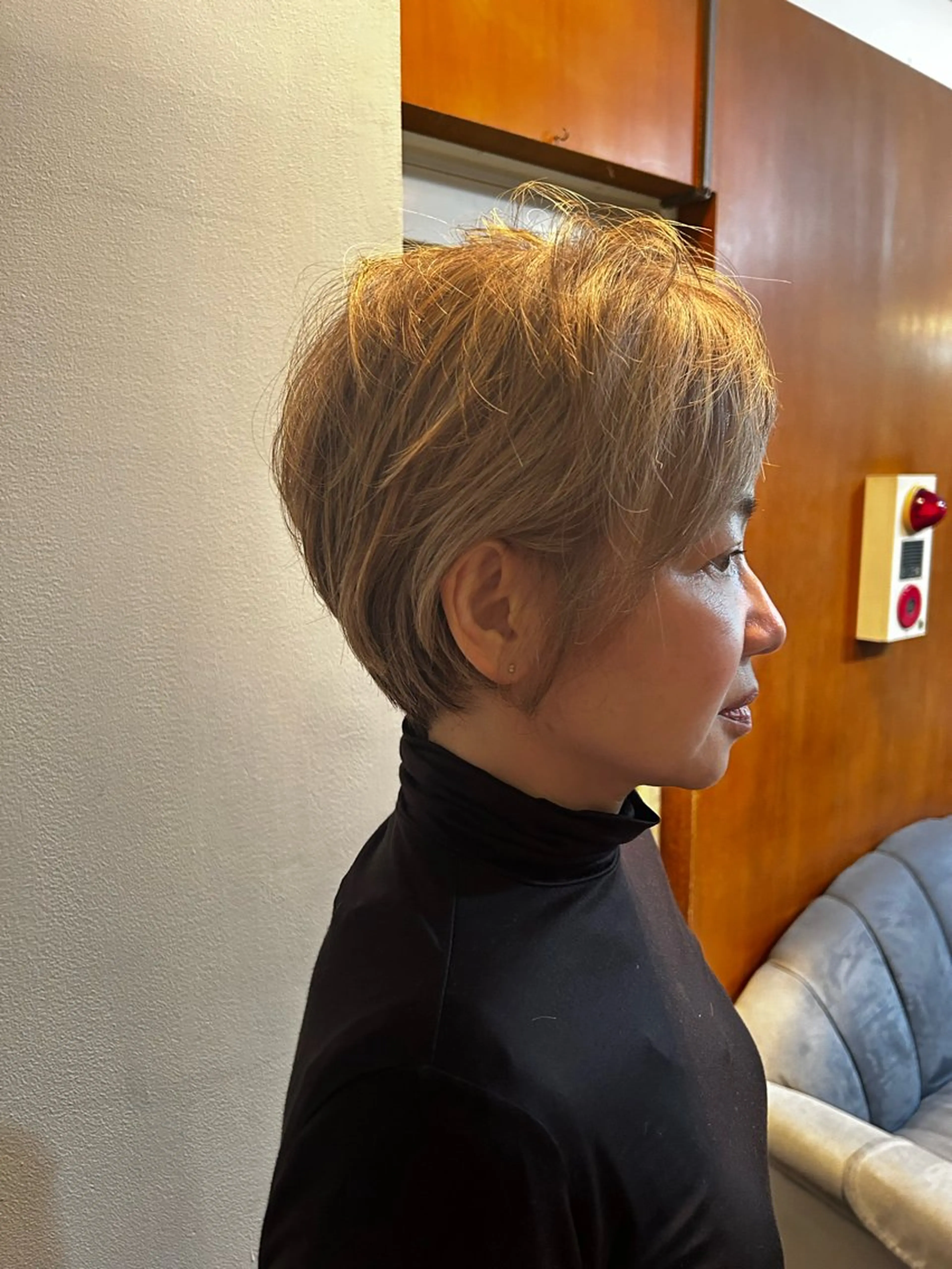 ショート カラー パーマ ハイライトカラー くせ毛 ハイライト ショートヘア イワサキ リカのヘアスタイル