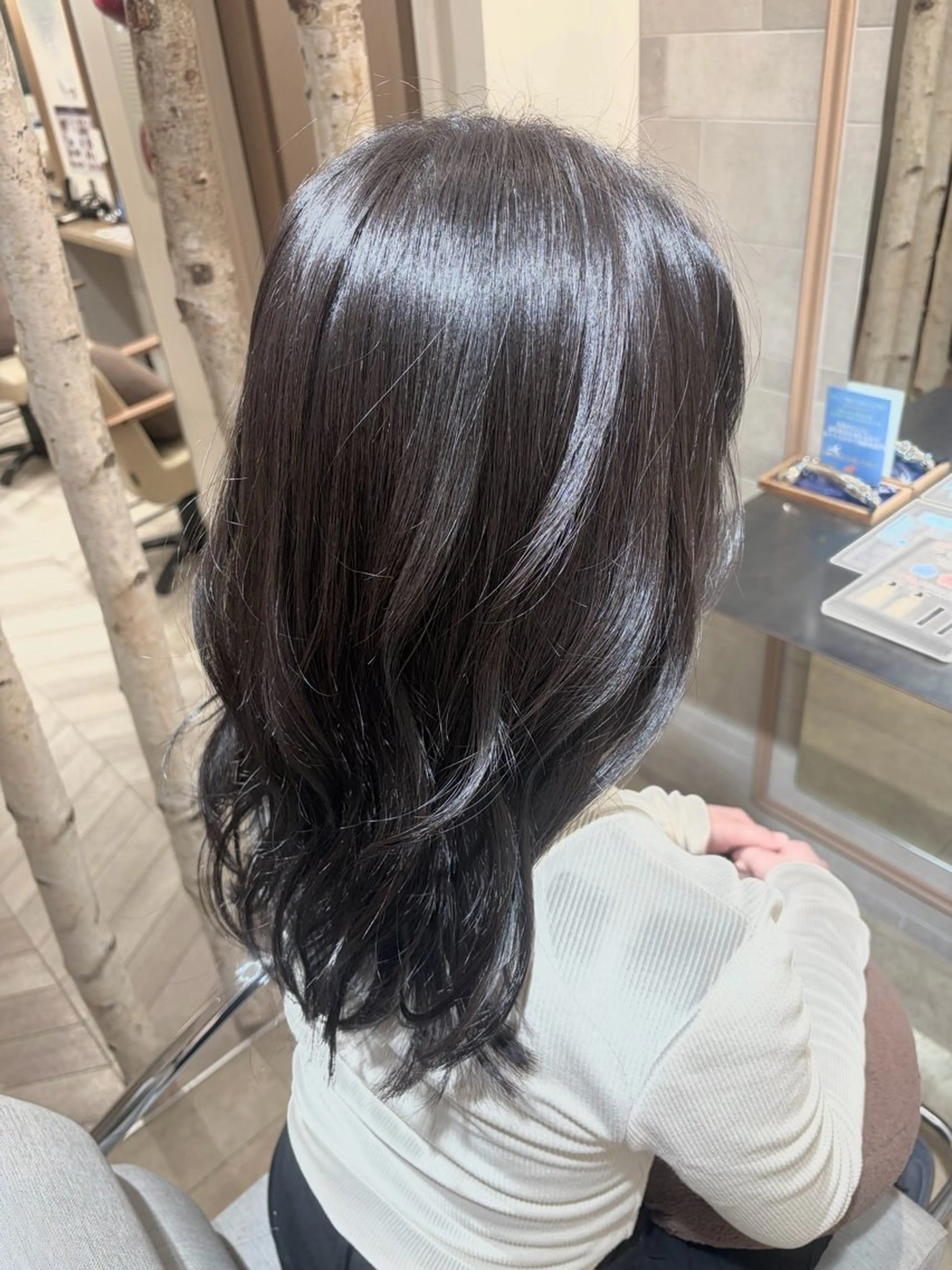 セミロング アッシュ アッシュグレー アッシュグレージュ ヘアカラー 木村 澪奈のヘアスタイル