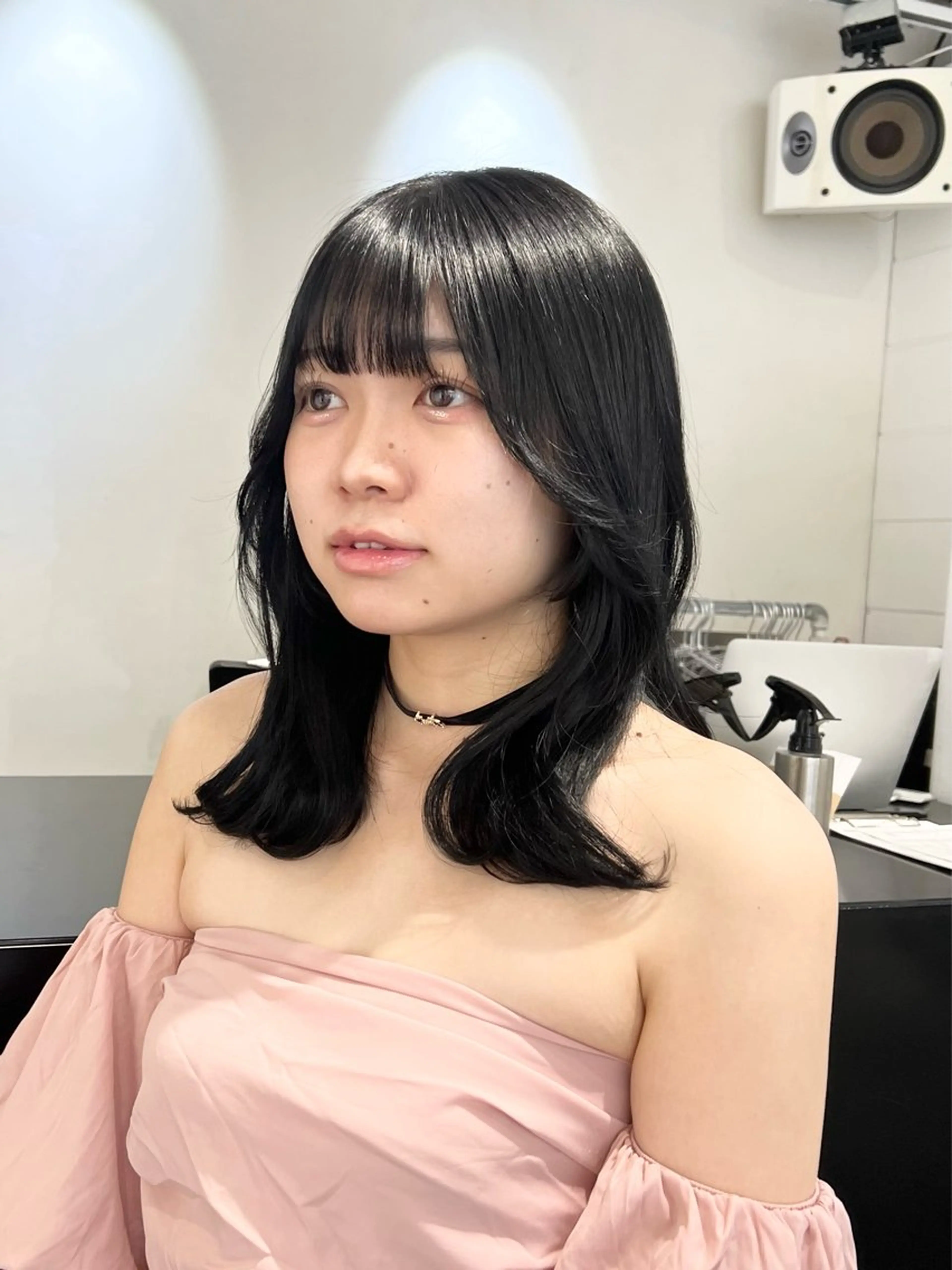 ミディアム カラー ミディアムレイヤー 黒髪 ブルーカラー ブルーブラック 顔まわりレイヤー カット HARU//原宿🤍 リピート率NO.1のヘアスタイル