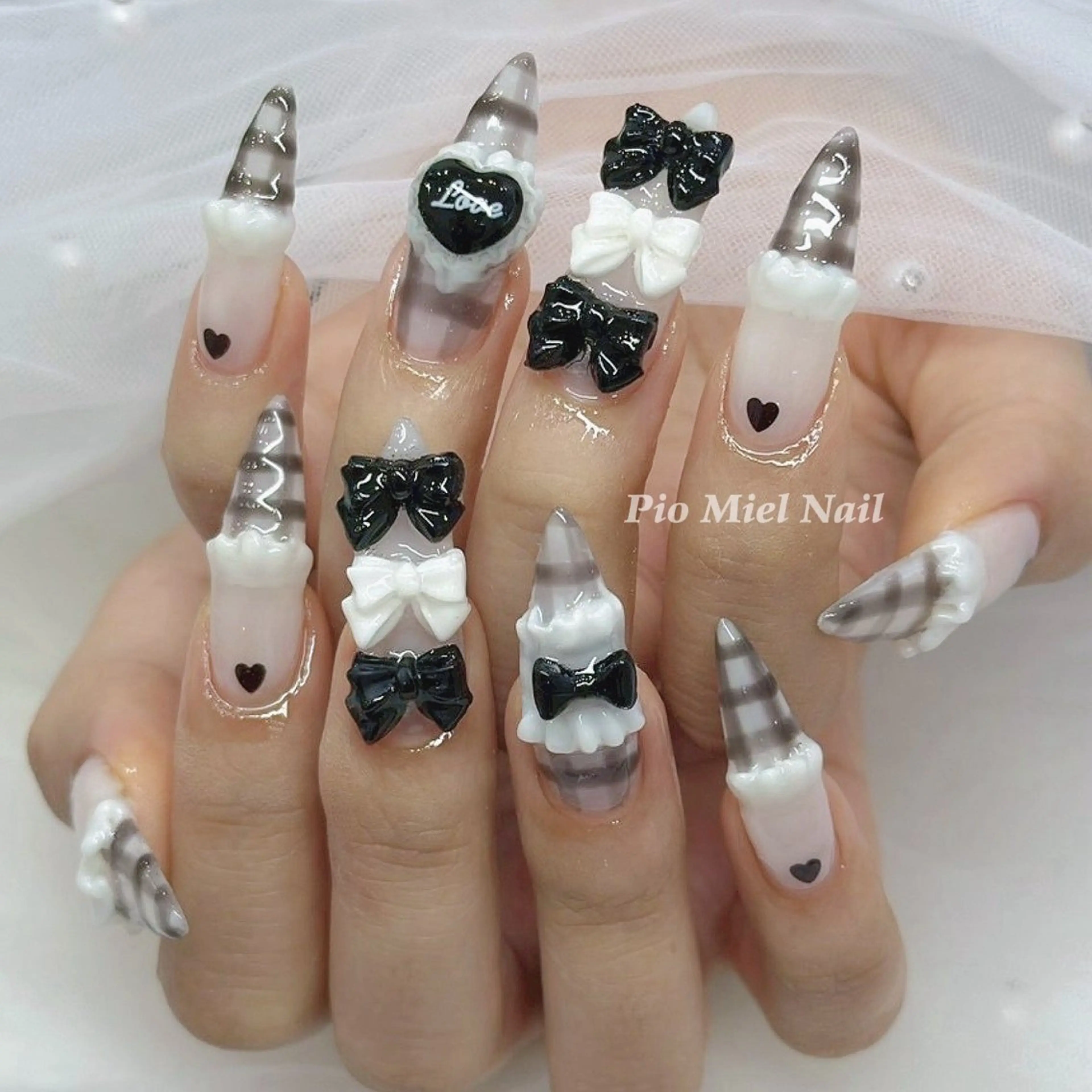 ネイル アートネイル ブラウン 長さ出し ガーリー リボン ハンドネイル momo 長さだしのネイルデザイン