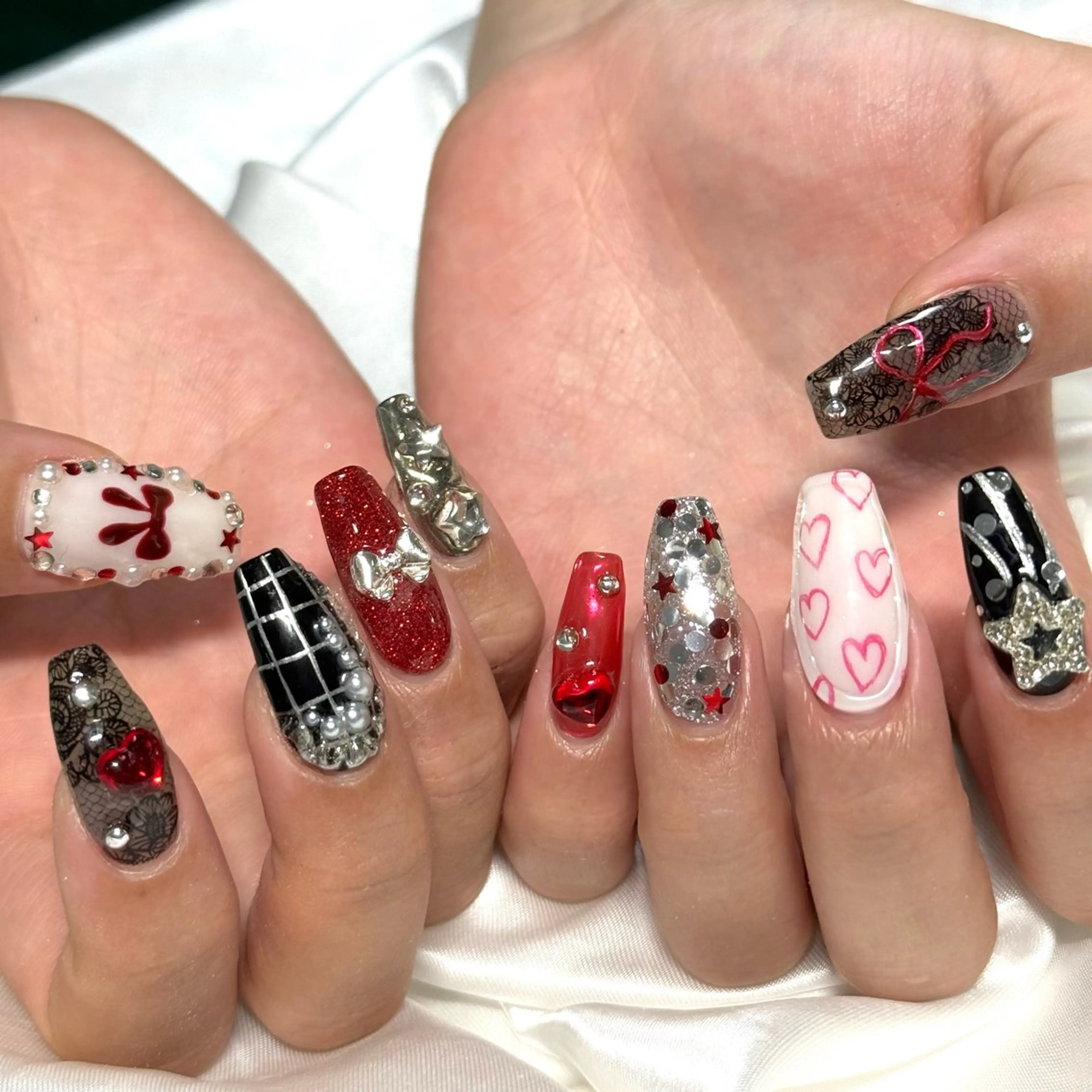 ネイル ハンドネイル 【OKIKA】 らん🦖🌈🧡のマツエク・マツパデザイン