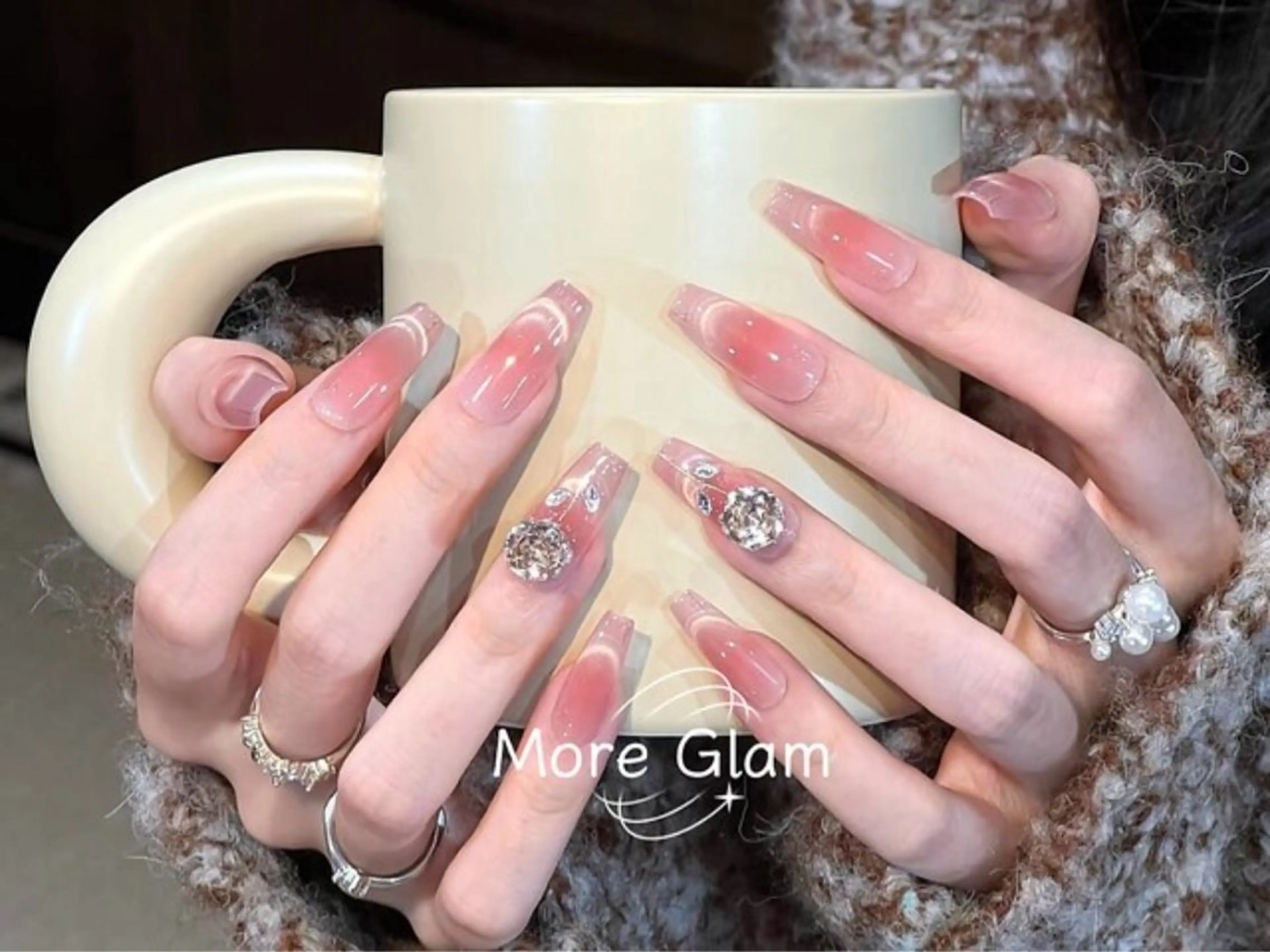 お洒落度No.1】チークネイル×マグネットネイル+パーツ2本の写真