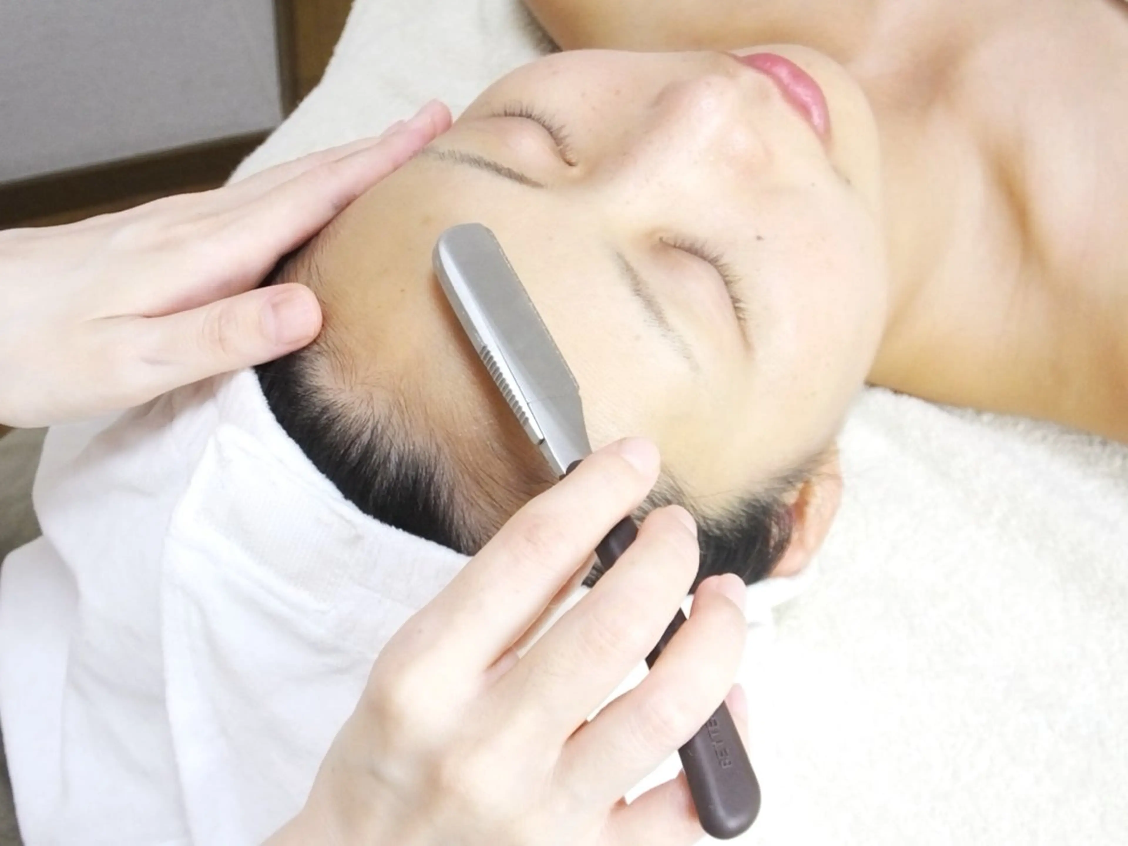 限定コース　　　　　　　　　　　　　　　クレンジング→保護美容液→お顔そり&眉カット→鎮静美白泥パック→美容液でお仕上げの写真