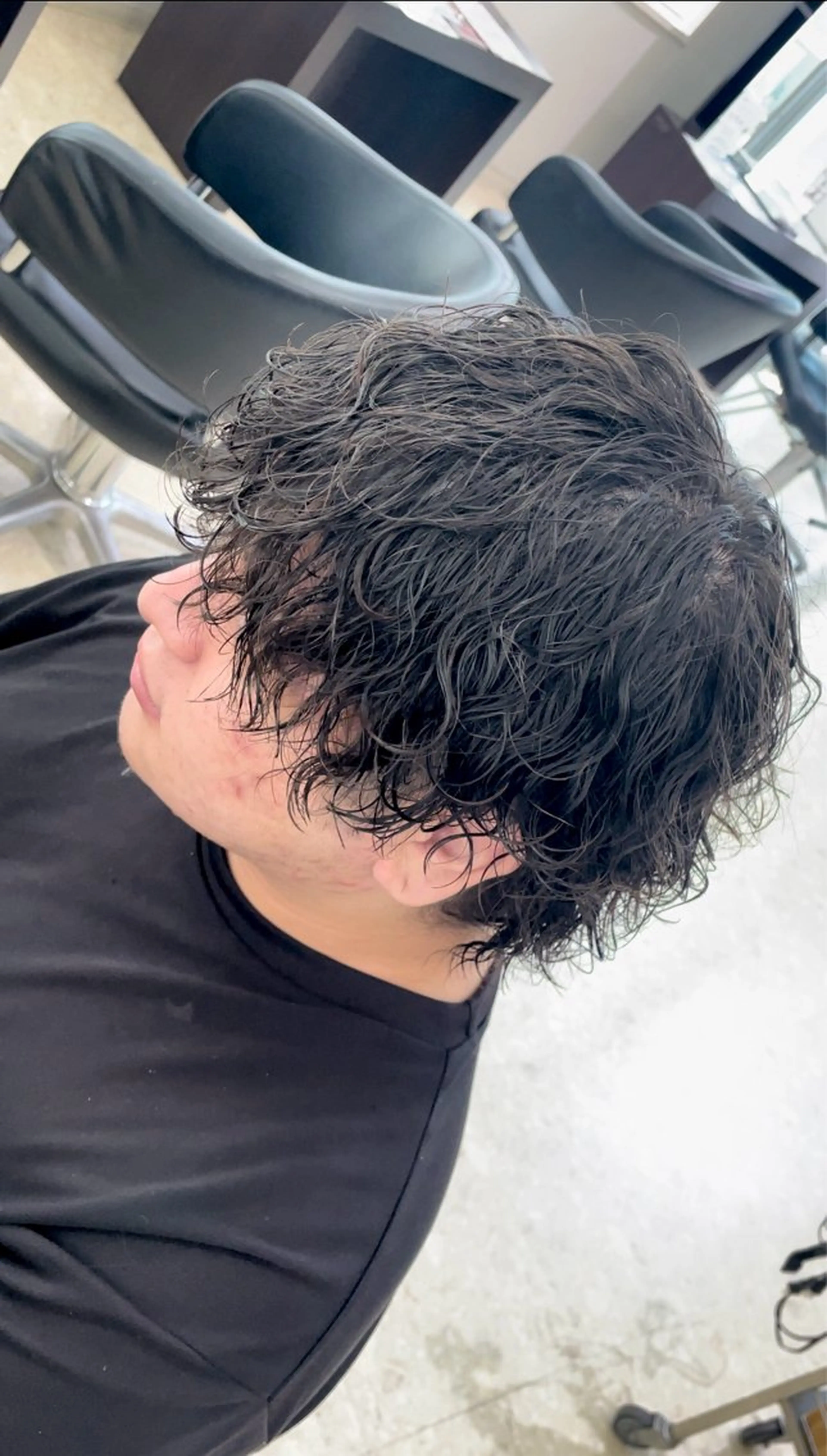 パーマ メンズ マッシュウルフ マッシュ メンズパーマ 波巻きパーマ メンズウルフカット 小島 海斗のヘアスタイル