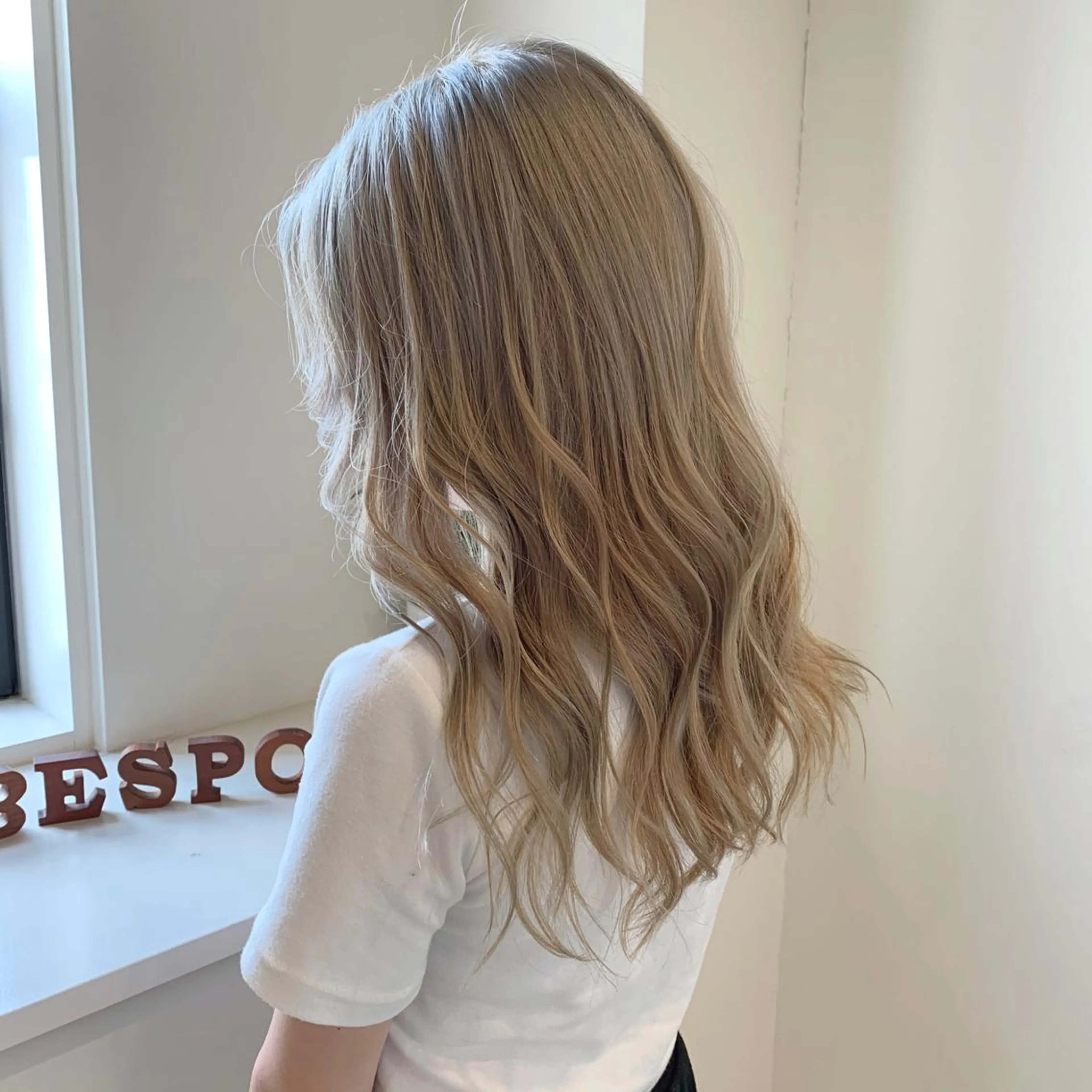 ミディアム カラー ベージュカラー ブリーチ ホワイトベージュ 清水 亮太／赤み消しカラーのヘアスタイル