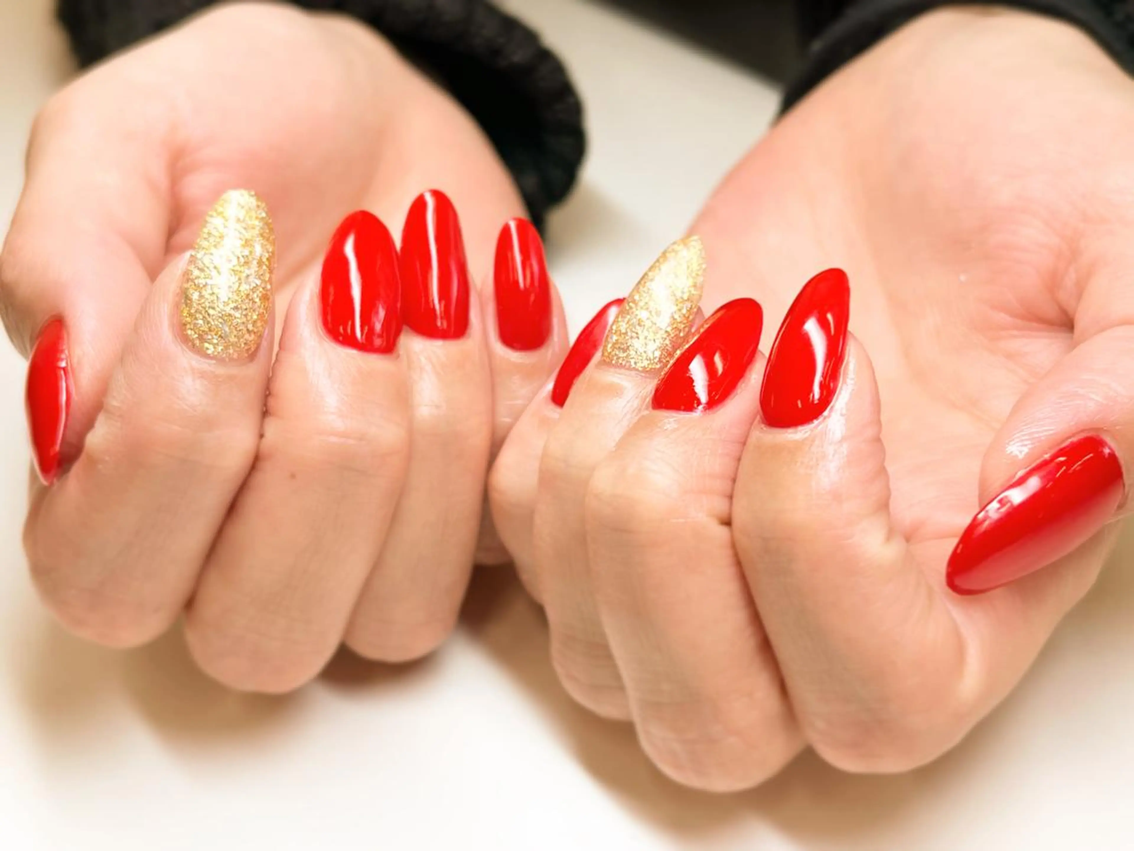 セミロング ネイル ゴールド キラキラネイル ラメ(グリッター) ワンカラーネイル 赤色 RIONnail(リオンネイル)所属・RIONnail Yurikaのネイルデザイン