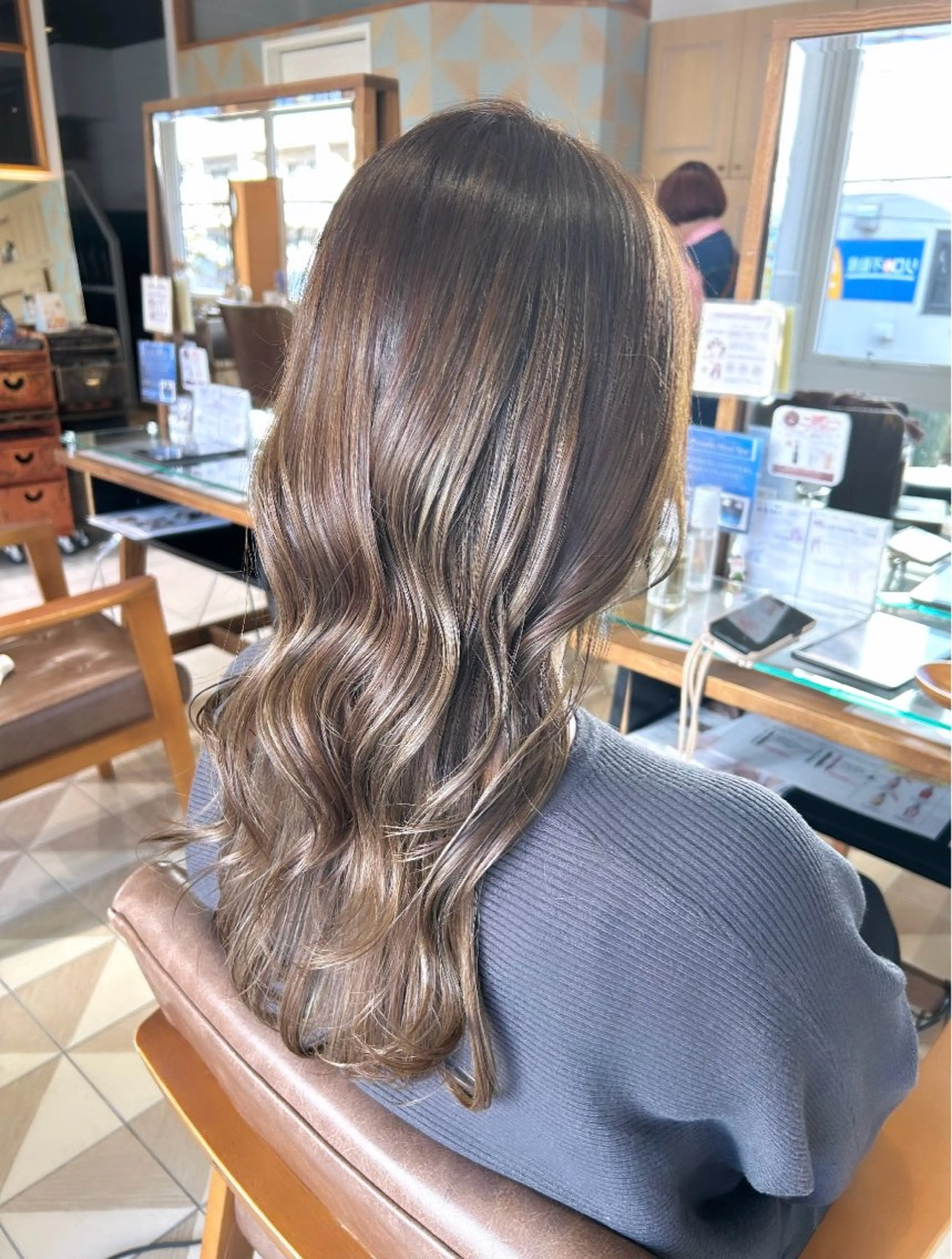 【人気急上昇🏹🤍】白髪ぼかしハイライト+全体カラー+カットの写真