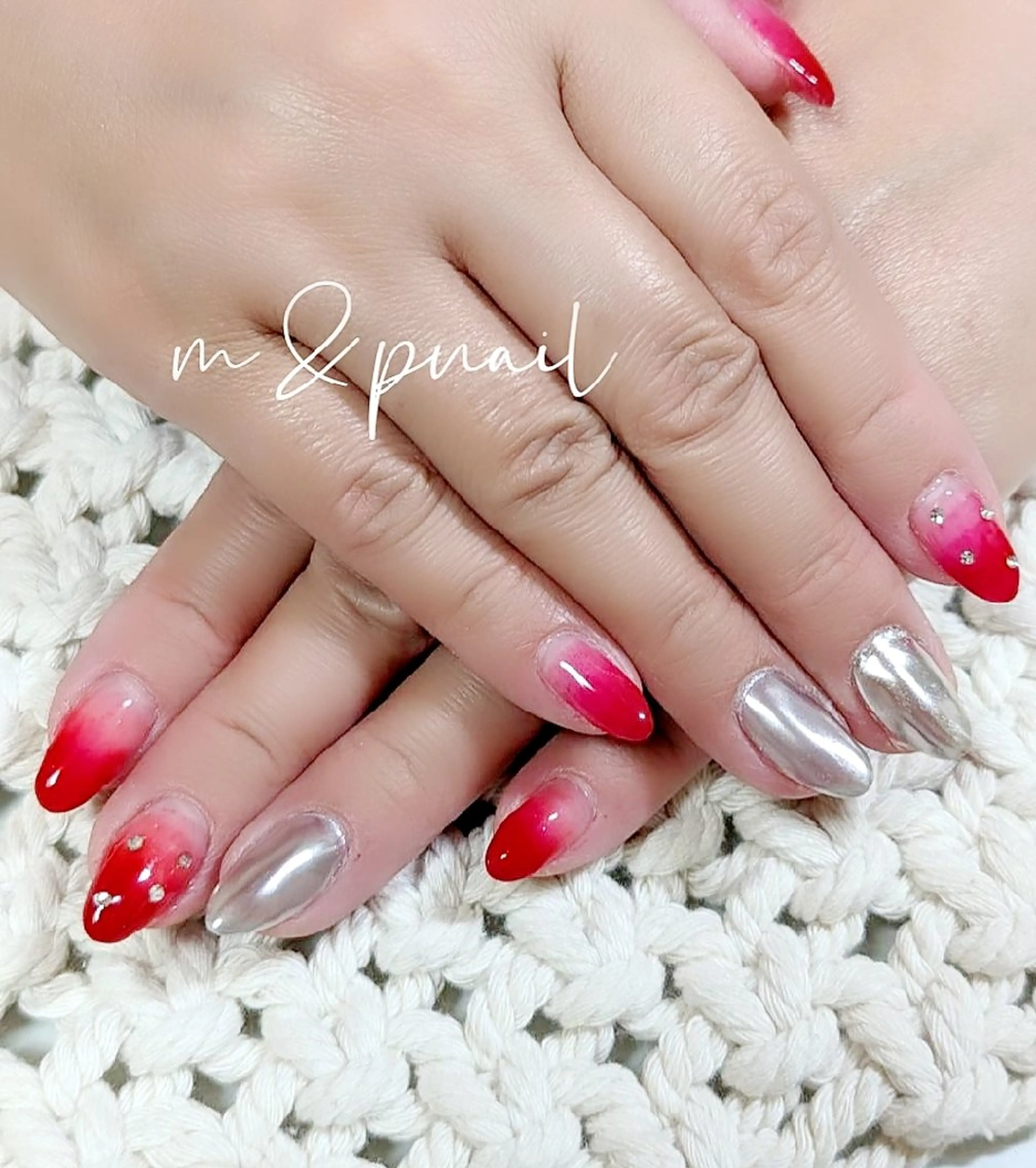 ネイル グラデーション ミラーネイル 赤色 シルバー m&pPrivate nailsalonのネイルデザイン