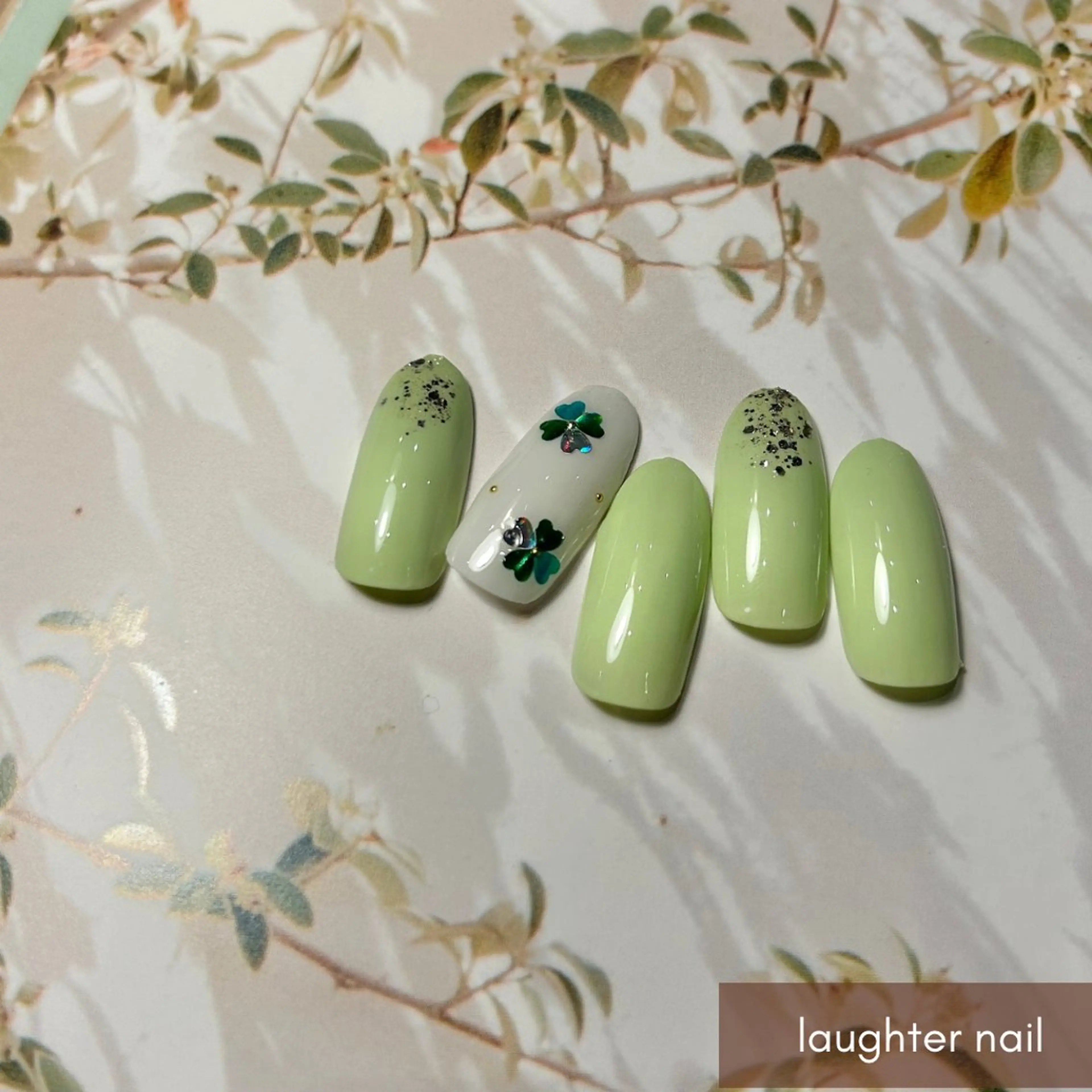 ネイル アートネイル ジェルネイル グリーン キラキラネイル ラメ(グリッター) ハンドネイル laughter nailのネイルデザイン