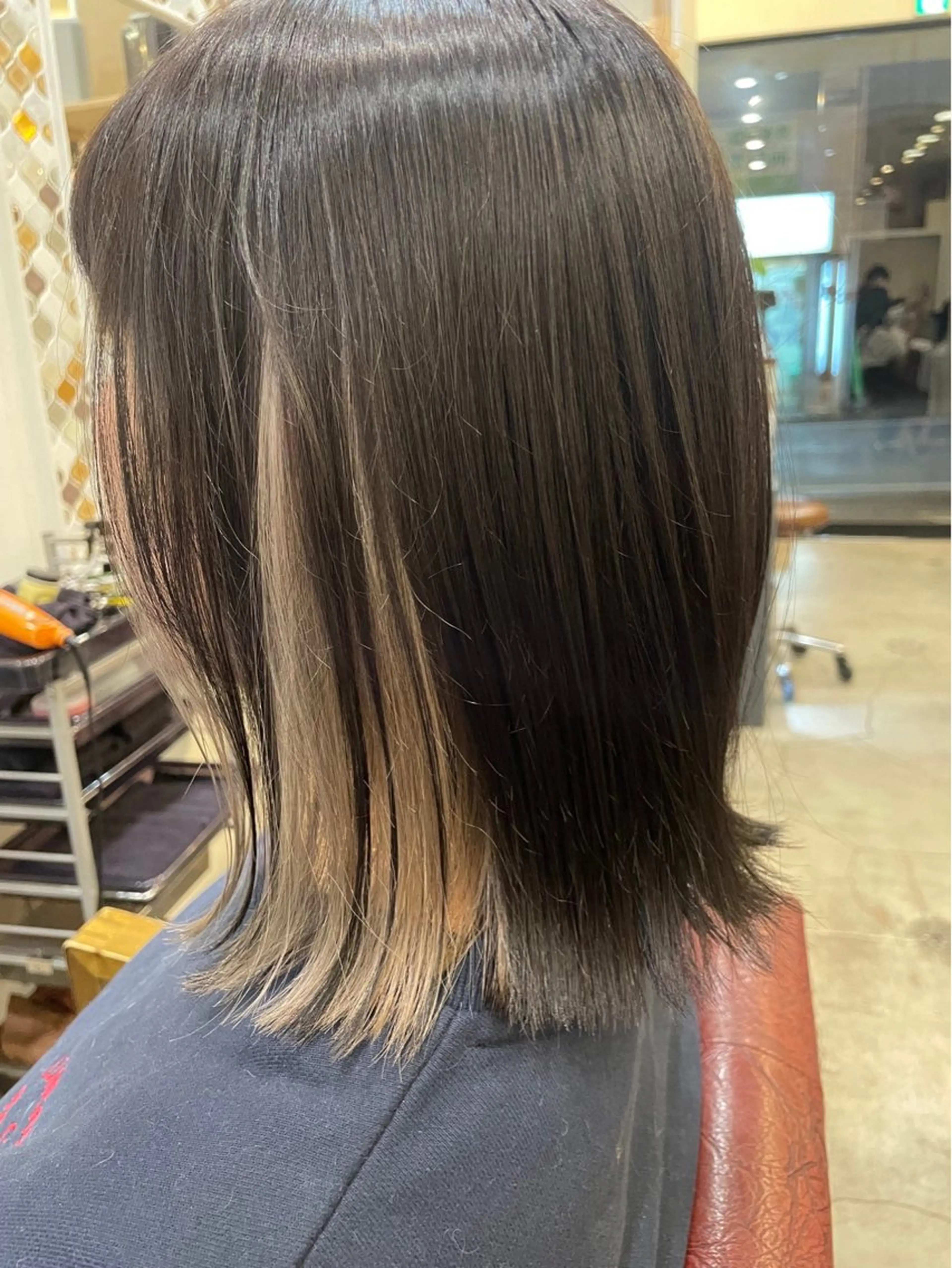 ミディアム カラー ベージュカラー ブリーチ インナーカラー ミルクティーベージュ 丹 優菜のヘアスタイル
