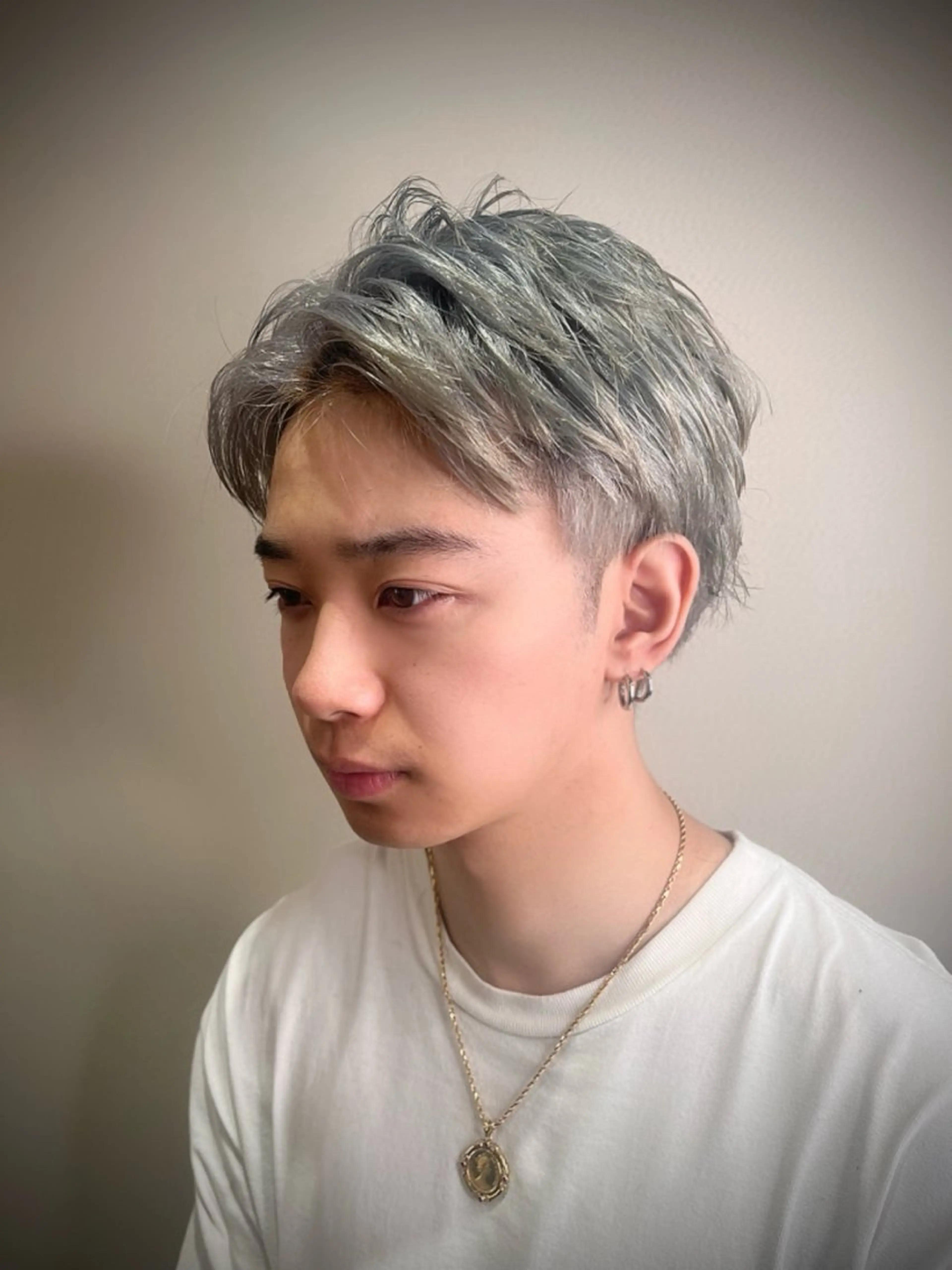 ショート カラー メンズ マッシュ シルバー ホワイトシルバー レイヤーカット ショートヘア Monan渋谷 YUUKIのヘアスタイル