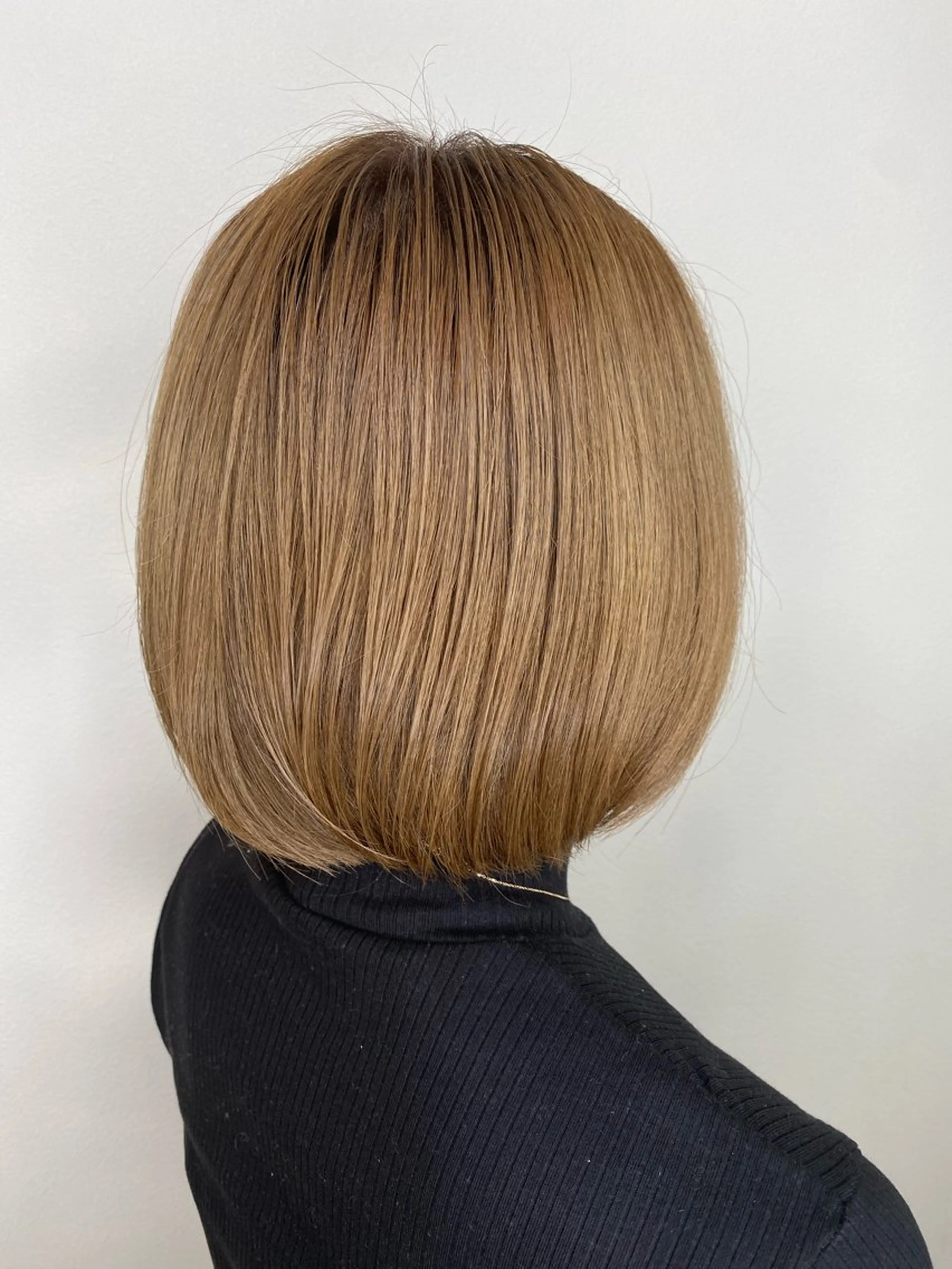 ショート カラー ベージュカラー ブリーチ ミルクティーベージュ カット ヘアカラー トリートメント Hiroshi ヒロシのヘアスタイル