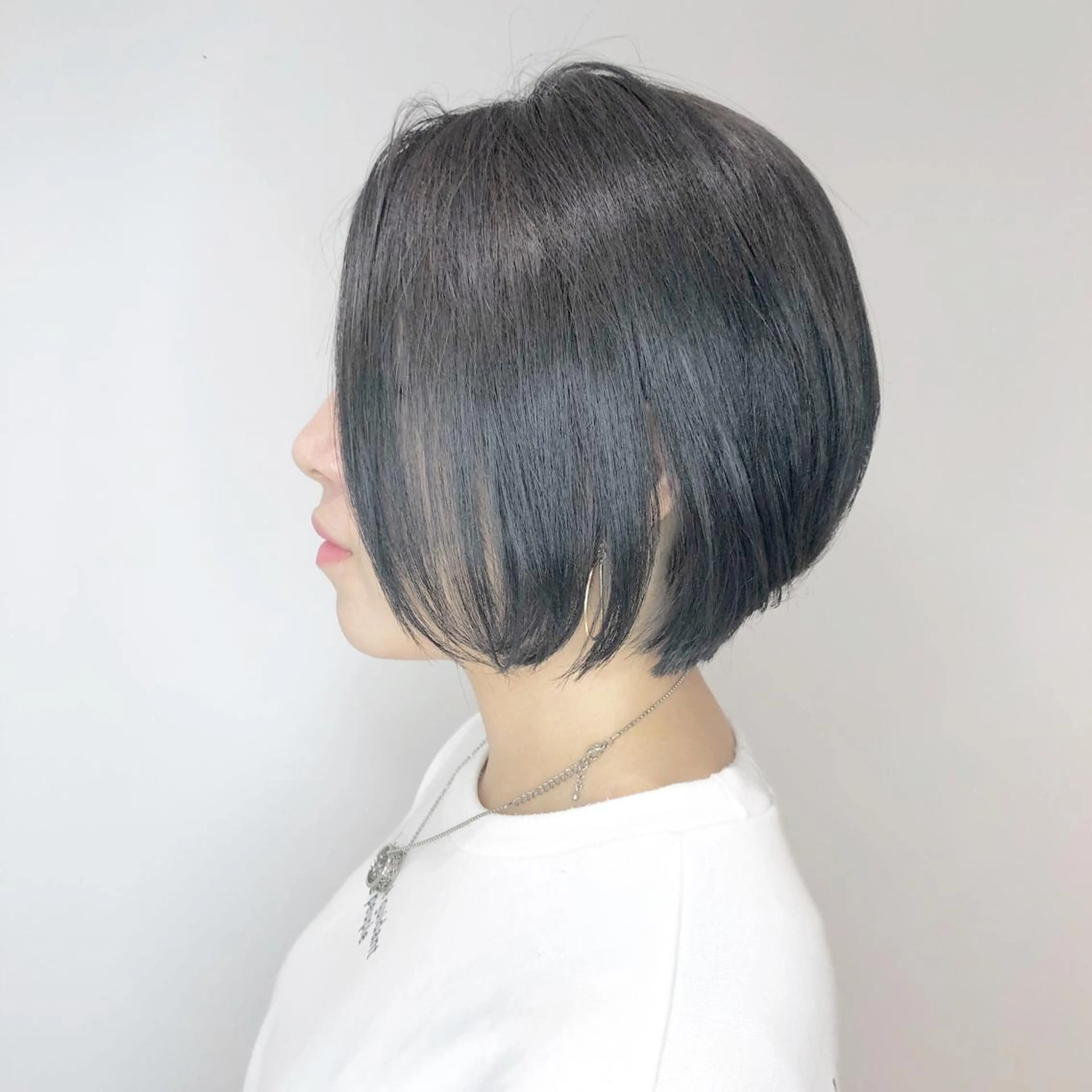 ショート カラー アッシュ 黒髪 ダークグレー HOLON池袋所属・ウルフカット ハッシュカット/七海のヘアスタイル