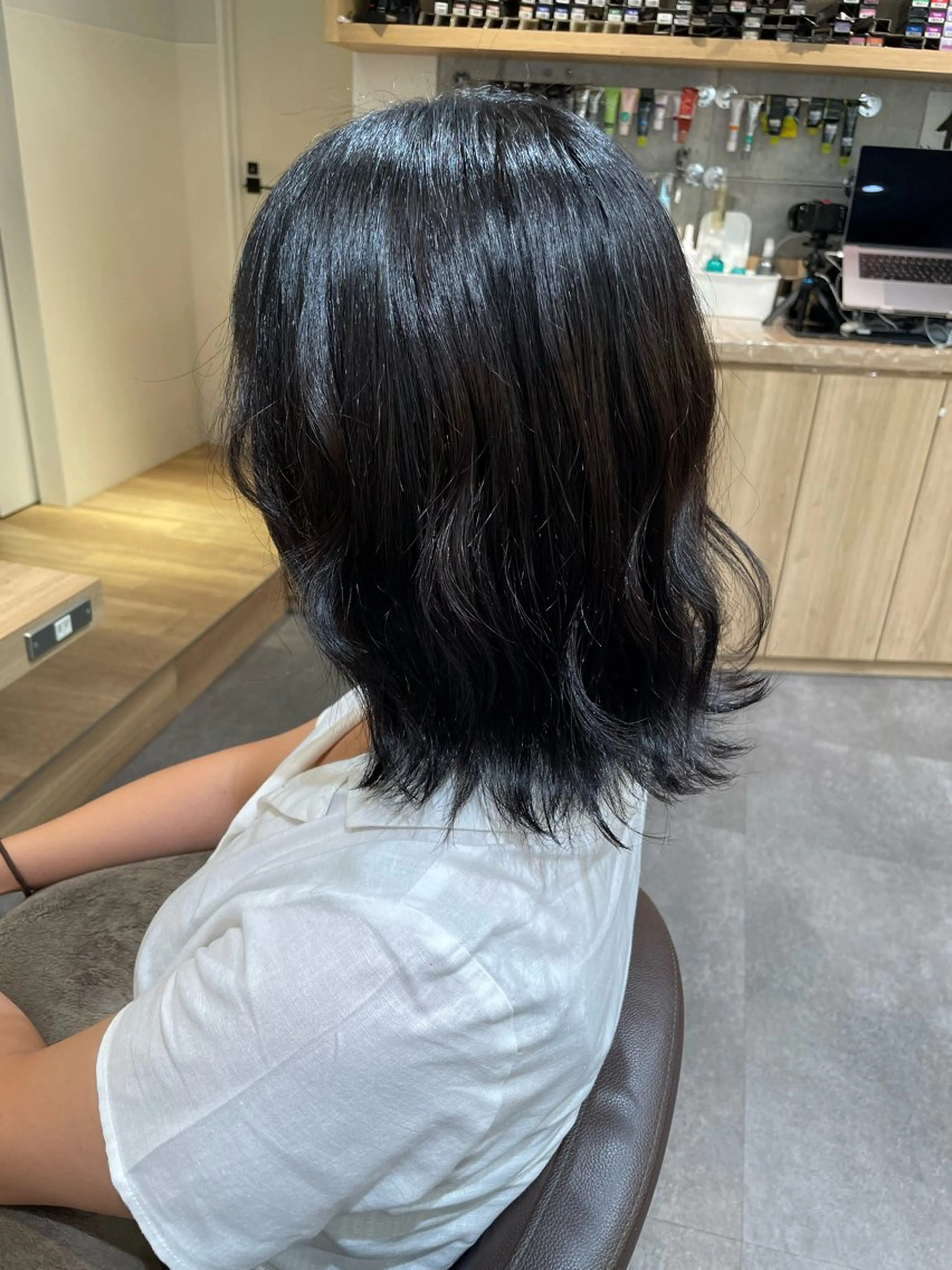 セミロング オオダテ　シノミ ヘッドキュアのヘアスタイル