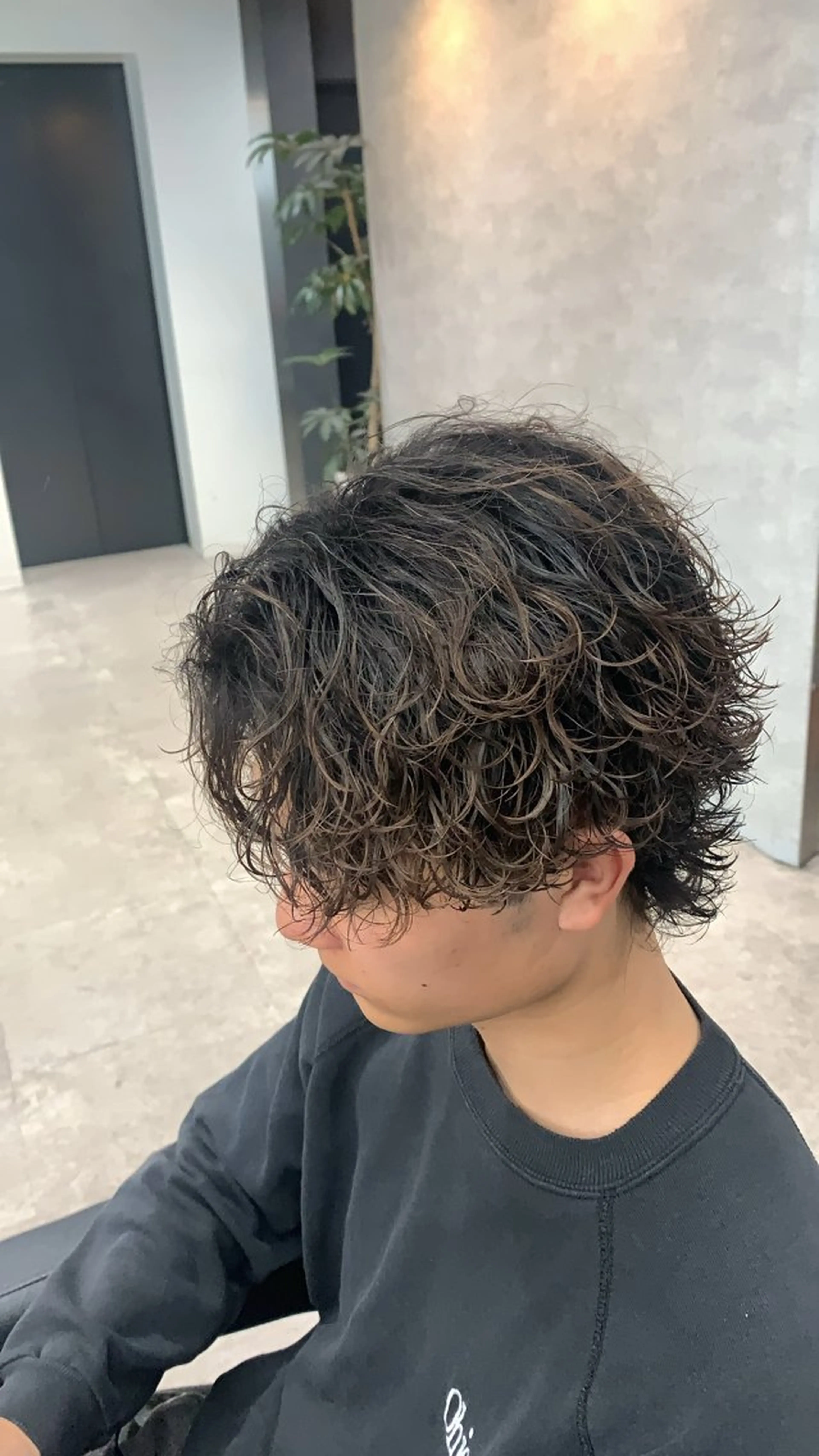 ショート カラー パーマ メンズ メンズブリーチ フェザーパーマ メンズハイトーン メンズパーマ スペインカール ⚡️メンズ特化⚡️ RYUKIのヘアスタイル