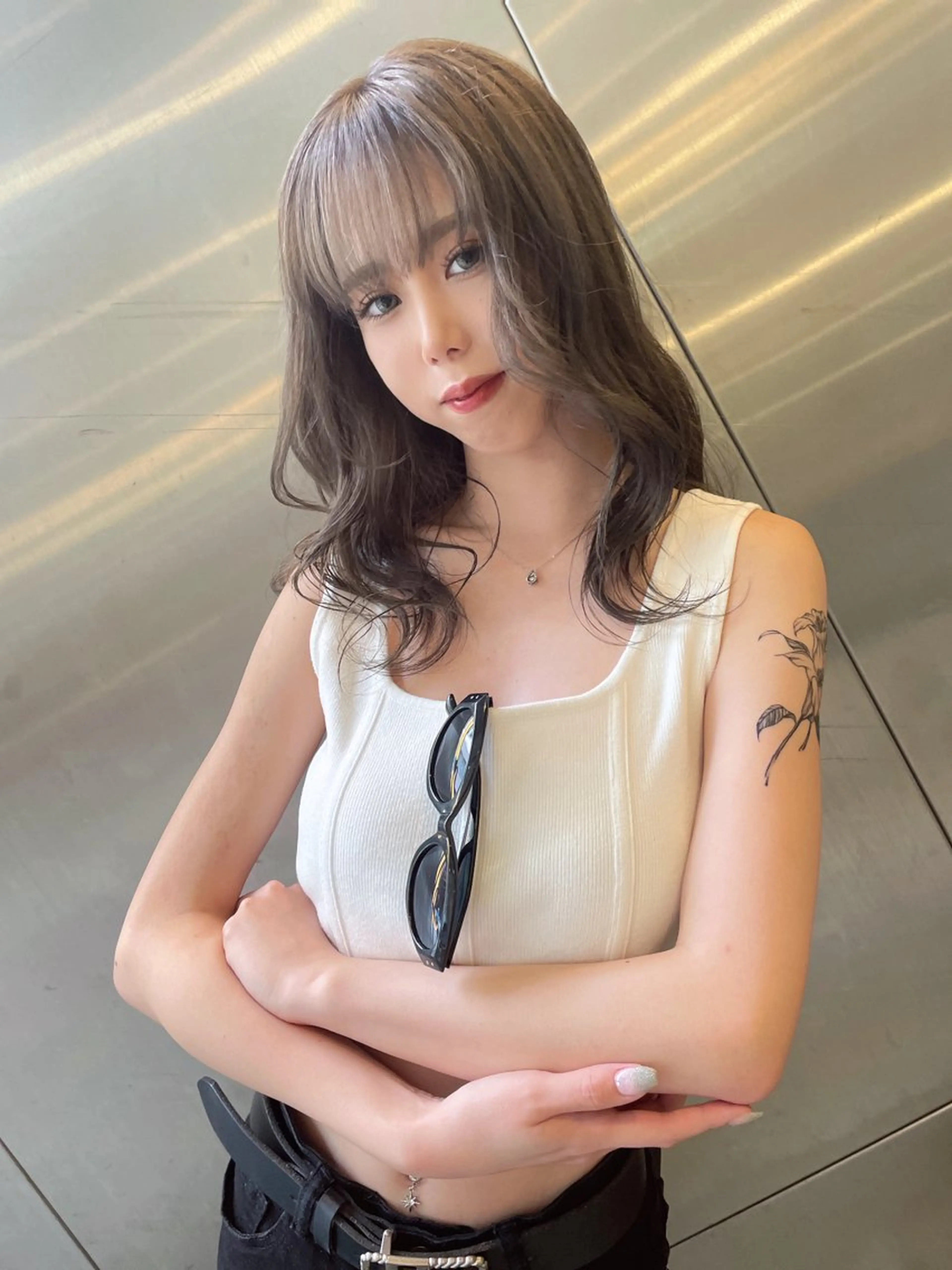 カラー グレージュ AIRI layer cut hairのヘアスタイル