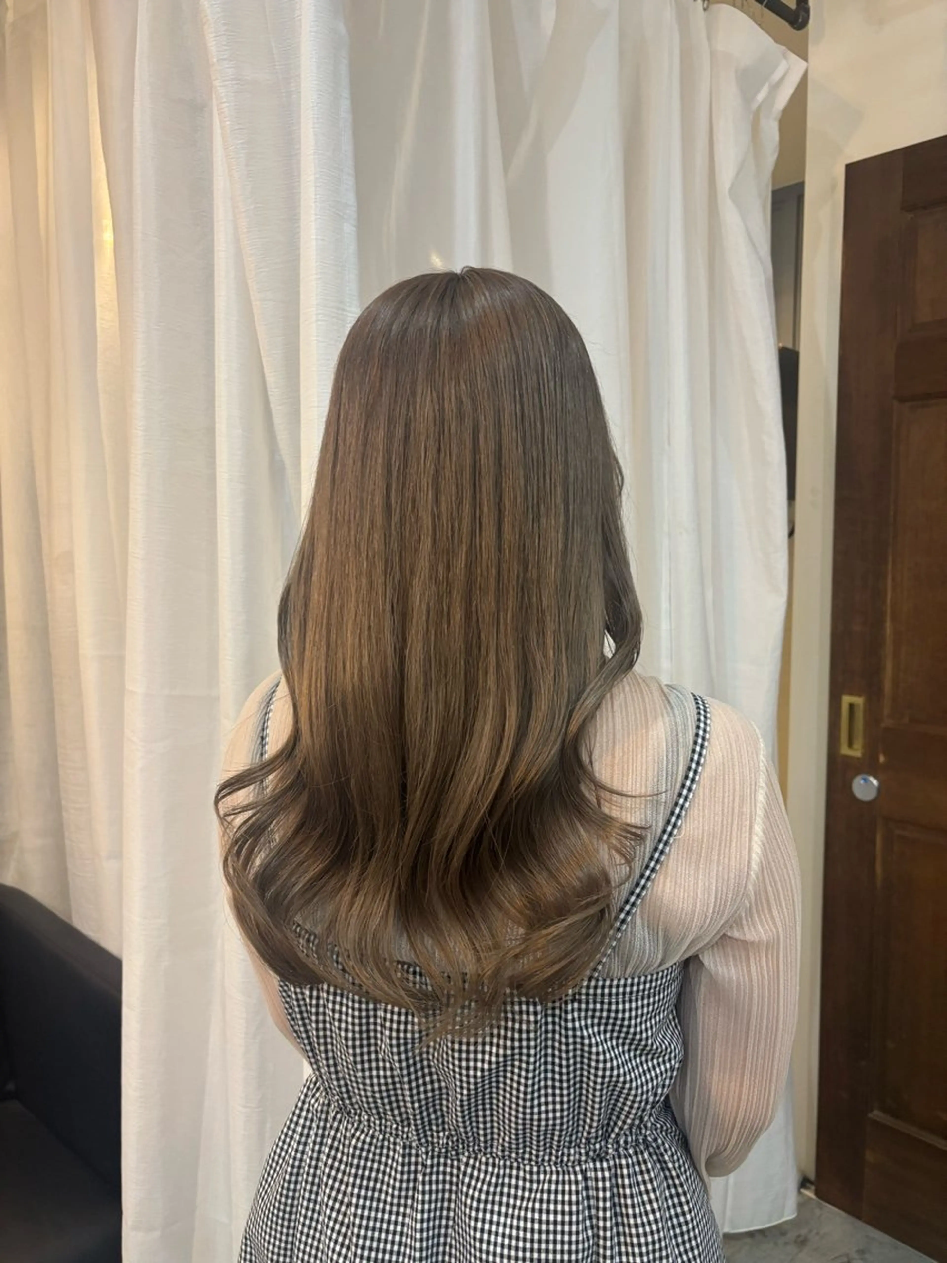 ロング カラー ベージュカラー 透明感カラー ミルクティーベージュ カット ヘアカラー ゆうめ 透明感カラー /韓国風レイヤーのヘアスタイル