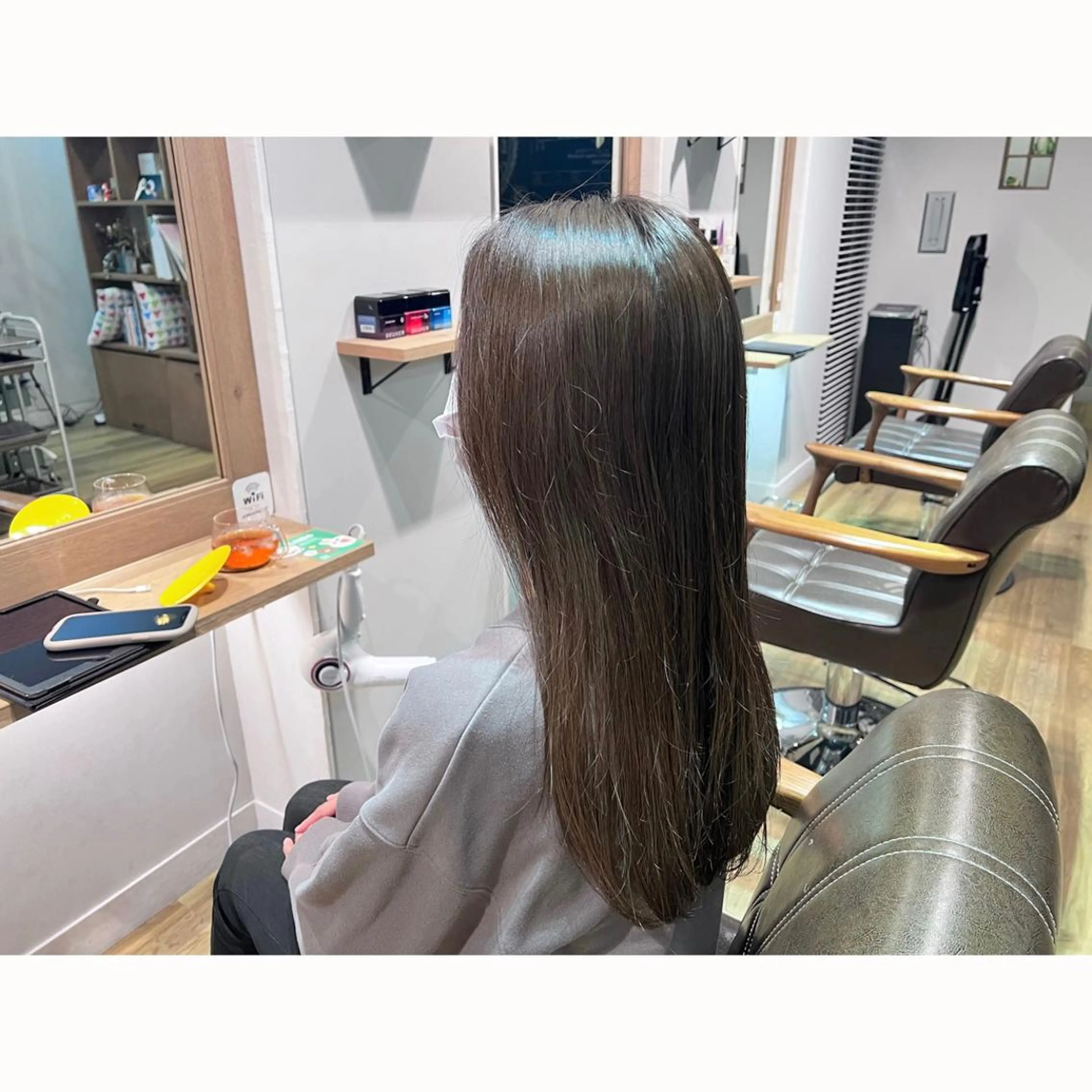 ロング カラー グレージュ オリーブグレージュ オリーブグレー ヘアカラー トリートメント ツキダテ ユイのヘアスタイル