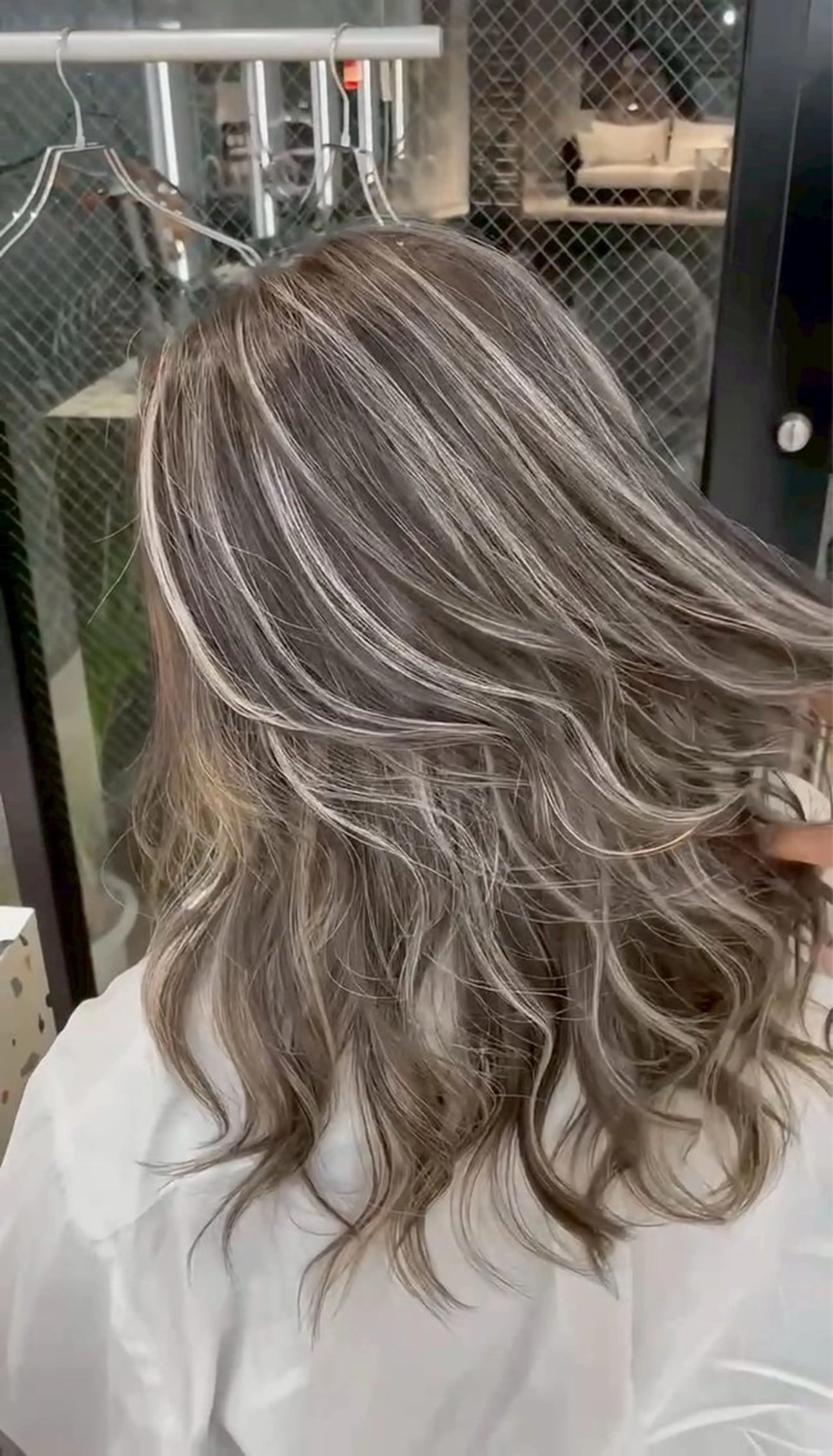 ロング カラー ベージュカラー ブリーチ デザインカラー グレージュ ハイライトカラー カット ヘアカラー トリートメント 表参道/ハイライト バレイヤージュのヘアスタイル