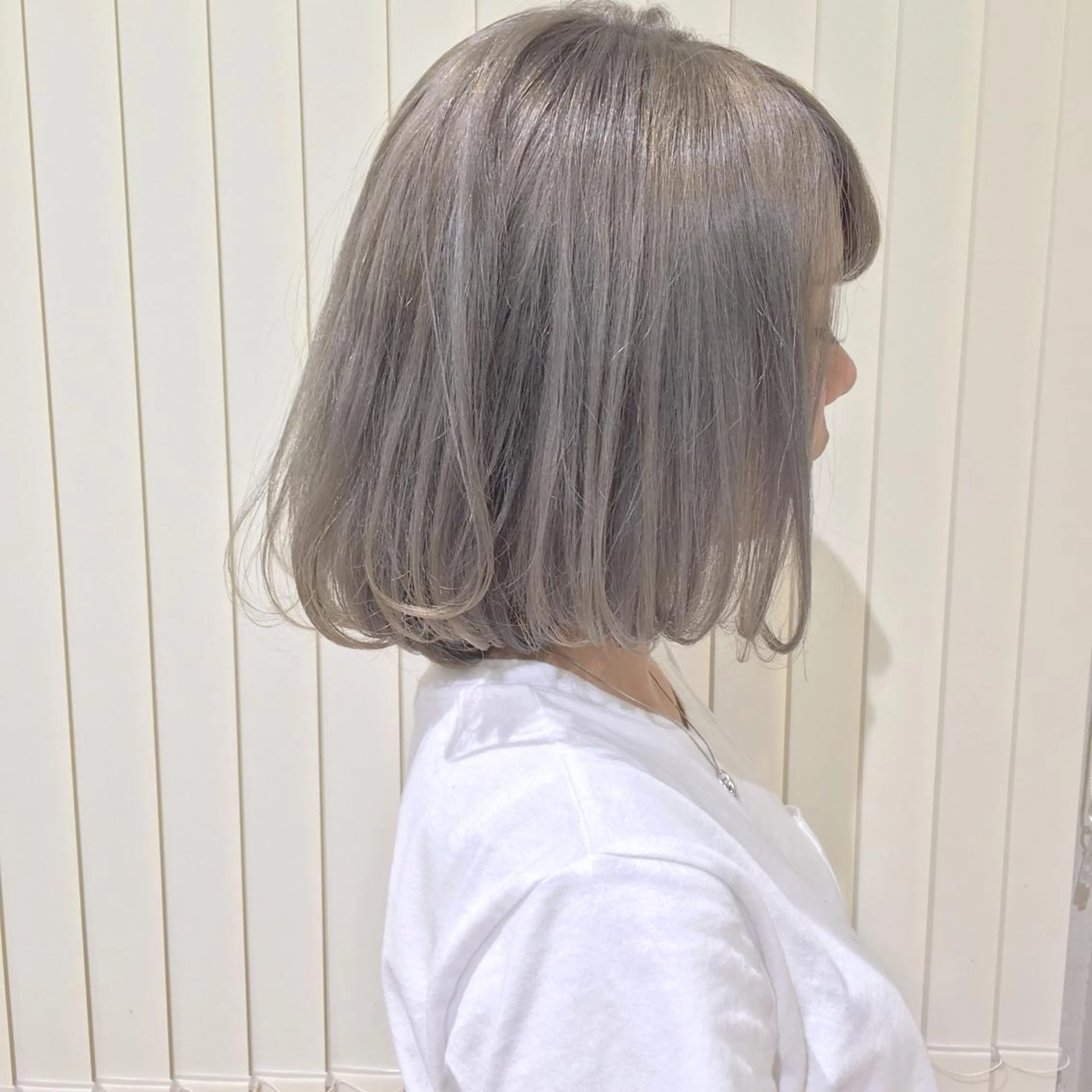ミディアム カラー パーマ ヘアアレンジ シルバー ハイトーン特化🤍 浦住のヘアスタイル