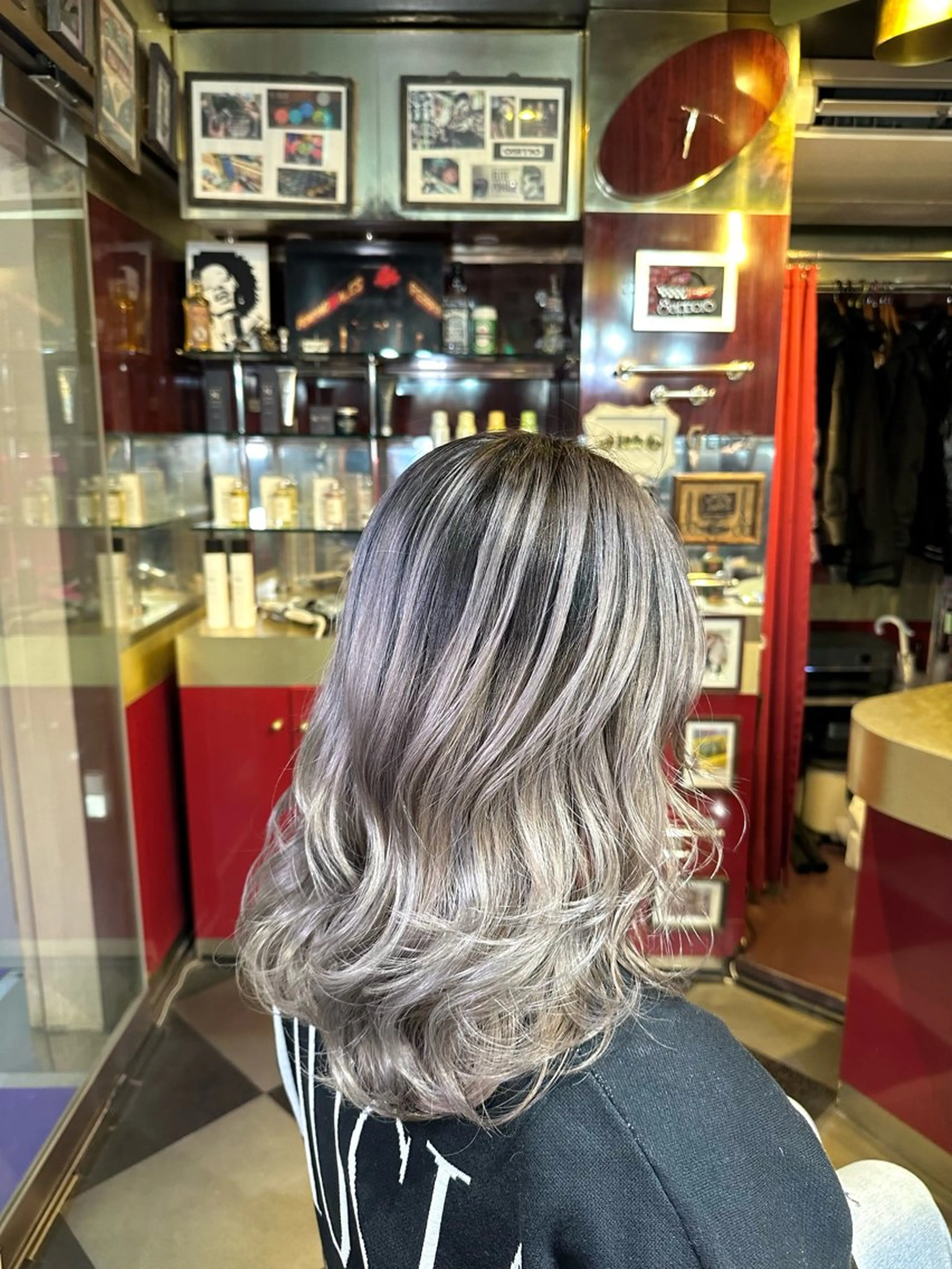 カラー バレイヤージュ シルバー ホワイトシルバー レイヤーカット/ カラー/長谷恵花のヘアスタイル