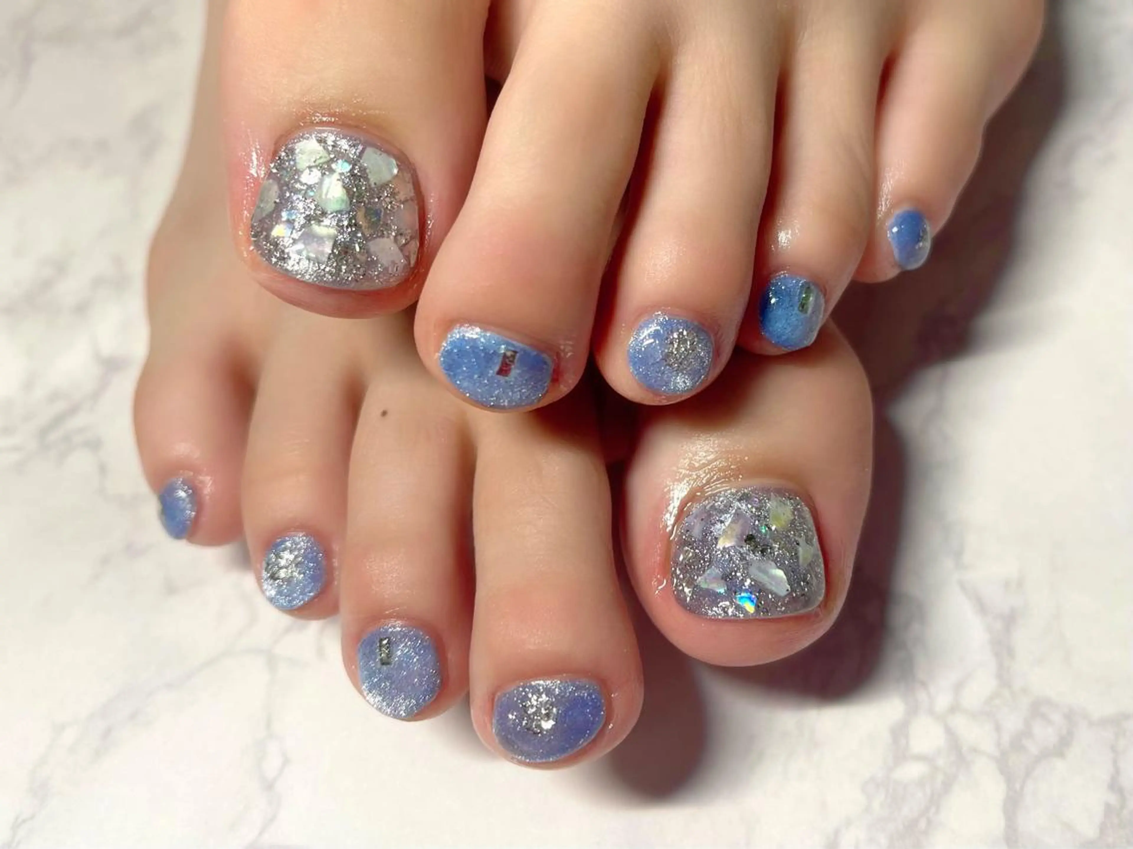 ネイル キラキラネイル 水色 フットネイル Nail Salon KURELLYのネイルデザイン